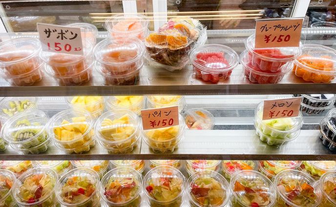 #長崎 #長崎市

私には宝石に見えた果物屋さんのカットフルーツたち🍇🍉🍋
価格も空間も現代を忘れる非日常感が街中にひっそり。