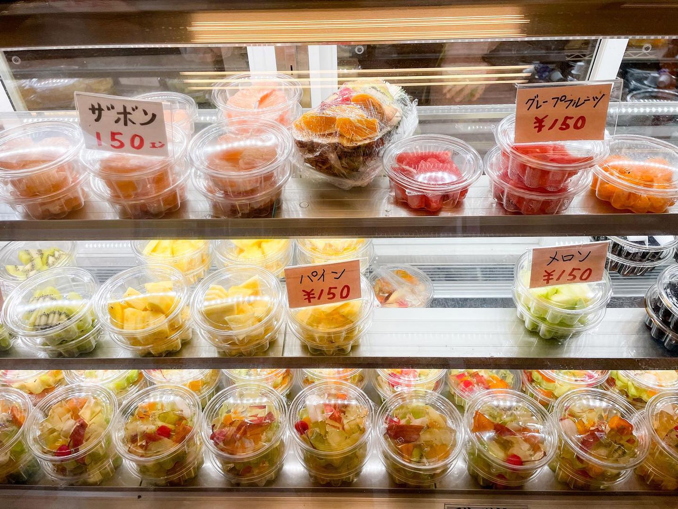 #長崎 #長崎市

私には宝石に見えた果物屋さんのカットフルーツたち🍇🍉🍋
価格も空間も現代を忘れる非日常感が街中にひっそり。-1