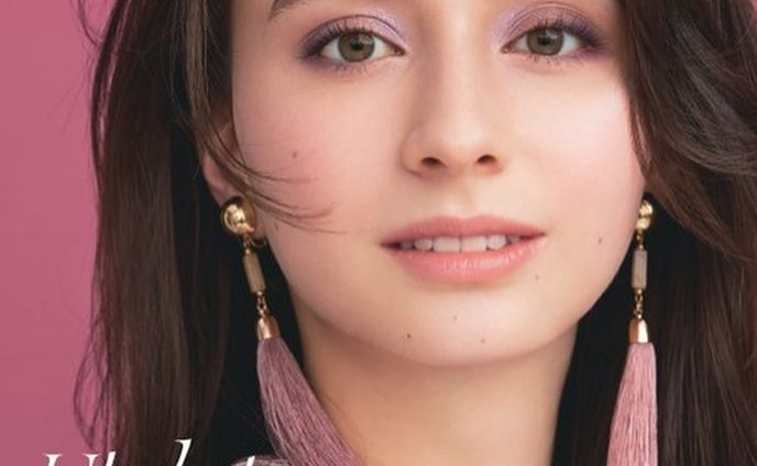 -
髙島屋さまコスメティックマガジン
美風(BIFU)にイラスト描かせていただきました💕

バイヤーさんおすすめの秋冬の新作コスメ
ぜひチェックして下さいね！
髙島屋さまHPからご覧頂けます✨

#髙島屋 #化粧品 #コスメ #秋冬新作 #秋冬カラー #デパコス #デパコス購入品 #デパコスリップ #デパコスアイシャドウ #コスメポーチ #baum #threecosmetics #jomalone #johnmastersorganics #clinique #takami #イラストレーター #似顔絵イラスト #美容 #ポーチの中身 #バイヤー #ファッションイラストレーター #メンズビューティー #グルーミング #スキンケア #身だしなみ #cosmeticellie