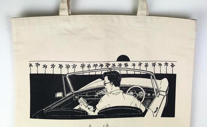 ‪Pictured Resortさんの新しいグッズに、2015年の"Cassette Tapes Club #7"に描き下ろしたイラスト使っていただいております✍️‬﻿
‪大きめのトートバッグなのでレコードがいっぱい入るようです🌝‬﻿
﻿
‪レーベルのウェブストアとバンドのBASEで販売中です👇‬﻿
﻿
‪fastcutrecords.com/?pid=152078364‬﻿
‪pctrdrsrt.thebase.in‬