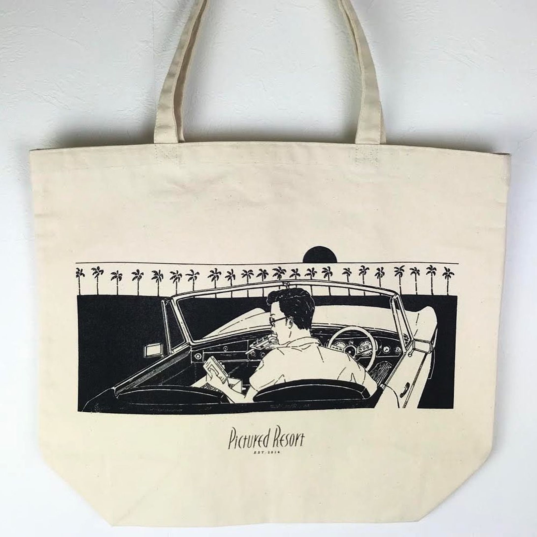 ‪Pictured Resortさんの新しいグッズに、2015年の"Cassette Tapes Club #7"に描き下ろしたイラスト使っていただいております✍️‬﻿
‪大きめのトートバッグなのでレコードがいっぱい入るようです🌝‬﻿
﻿
‪レーベルのウェブストアとバンドのBASEで販売中です👇‬﻿
﻿
‪fastcutrecords.com/?pid=152078364‬﻿
‪pctrdrsrt.thebase.in‬-1