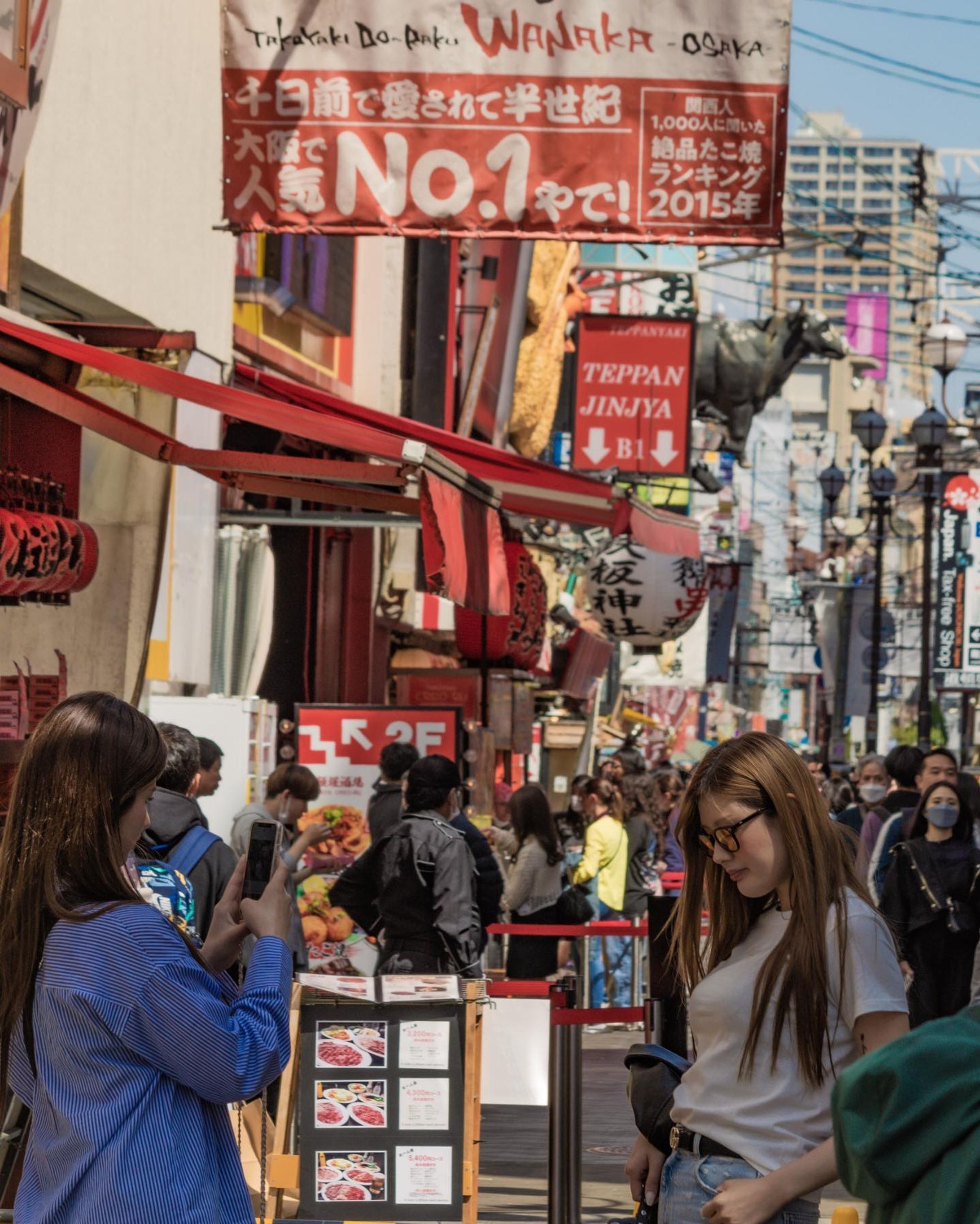 .
今日も一日お疲れ様でした🥭
お仕事中の方、これからお仕事の方はほどほどに🔥
.
.
(at. #道頓堀 )
.

#streetsnap #japan_daytime_view
#streetphotography #streetshootjapan #urbanandstreet #streetclassics #streetactivity #street_photo_daily
#street_incity #streetview #streetleaks #streetlife #streetartjaponism #best_moments_street #japancityblues 
#路地裏 #スナップ写真
#ファインダー越しの私の世界 #写真好きな人と繋がりたい
#大阪 #大阪観光 #osakajapan  #osakatrip-1