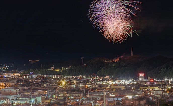 飛騨高山市民花火大会2023🎆
＊
今年も遠目からの撮影✨
昨年は風鈴越しの花火（モデル）でしたが、今年は高山市の街並みと共に花火撮影を堪能しました🥳✨
＊
花火は、アルプス展望台『スカイパーク』から打ち上げられるので、いろんな場所から楽しむことができるようです✨
みなさんはどこから見ましたか？？😎
＊
2023.8.5
スカイパークより打上げ
Photo & Edit @asumisenoue 
＊
❀❁❄︎❀❁❄︎❀❁❄︎❀❁❀❁❄︎❀❁❄︎❀❁❄︎❀❁❄︎❀❁❄︎

⛰岐阜県公式観光サイト🚃
『岐阜の旅ガイド』にて
@visit.gifupref 
地元レポーターあすみんとして
記事を書いております✍️

岐阜県内の素敵な場所やイベント、
人や物など、魅力的な情報を発信してまいります。
新しくできたお店や、素敵な場所の情報など、
皆さんのお気に入りを是非教えてください！🥰

岐阜の旅ガイド
『地元レポーター発！旅のコラム』はこちら↓
https://www.kankou-gifu.jp/blog/index_1____154.html 

プロフィールのURLから記事へ飛べます♪
@asumisenoue 

是非、ご覧ください♪☺️

❀❁❄︎❀❁❄︎❀❁❄︎❀❁❀❁❄︎❀❁❄︎❀❁❄︎❀❁❄︎❀❁❄︎
＊
#飛騨の景色を届けたい #飛騨のたばる箱 #gifuebooks #gifuphoto #photo_travelers #colors_portrait_gallery #portrait #_photo_drive_ #岐阜県インスタ部 #ひだまるけ #photo_shorttrip #tokyocameraclub #岐阜県旅マップフォトコン2023 #photooftheday #visitjapanjp #japan_bestpic_ #visit_tokai #lovers_nippon #ひだジェニック #東京カメラ部 #photo_jpn #jalan_travel #飛騨高山 #hidatrip #japan_waphoto #raytrek_photo #japan_night_view #ritrip_nippon #sorakataphoto  @hida_takayama_tourism @gifu_travelmap