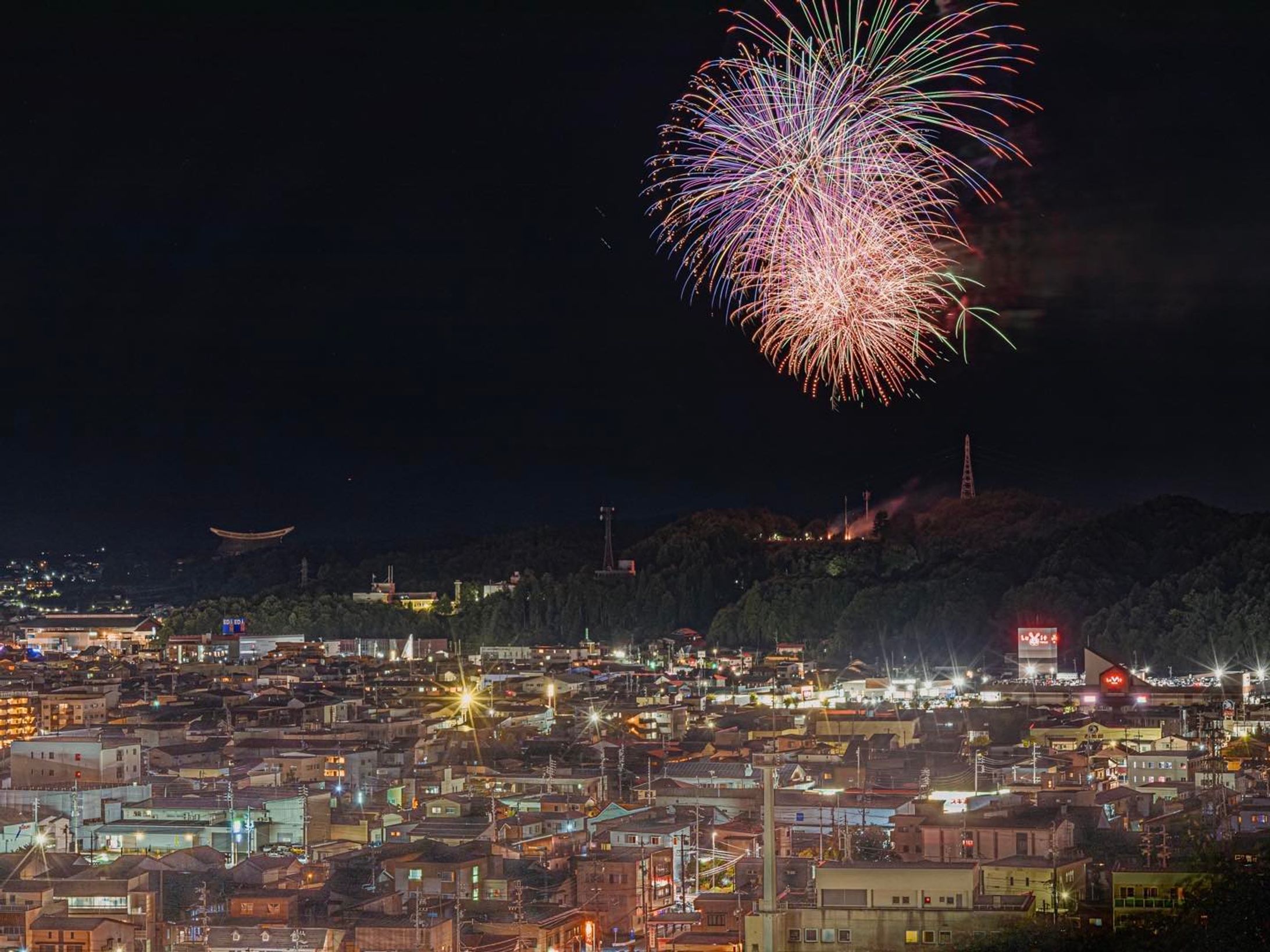 飛騨高山市民花火大会2023🎆
＊
今年も遠目からの撮影✨
昨年は風鈴越しの花火（モデル）でしたが、今年は高山市の街並みと共に花火撮影を堪能しました🥳✨
＊
花火は、アルプス展望台『スカイパーク』から打ち上げられるので、いろんな場所から楽しむことができるようです✨
みなさんはどこから見ましたか？？😎
＊
2023.8.5
スカイパークより打上げ
Photo & Edit @asumisenoue 
＊
❀❁❄︎❀❁❄︎❀❁❄︎❀❁❀❁❄︎❀❁❄︎❀❁❄︎❀❁❄︎❀❁❄︎

⛰岐阜県公式観光サイト🚃
『岐阜の旅ガイド』にて
@visit.gifupref 
地元レポーターあすみんとして
記事を書いております✍️

岐阜県内の素敵な場所やイベント、
人や物など、魅力的な情報を発信してまいります。
新しくできたお店や、素敵な場所の情報など、
皆さんのお気に入りを是非教えてください！🥰

岐阜の旅ガイド
『地元レポーター発！旅のコラム』はこちら↓
https://www.kankou-gifu.jp/blog/index_1____154.html 

プロフィールのURLから記事へ飛べます♪
@asumisenoue 

是非、ご覧ください♪☺️

❀❁❄︎❀❁❄︎❀❁❄︎❀❁❀❁❄︎❀❁❄︎❀❁❄︎❀❁❄︎❀❁❄︎
＊
#飛騨の景色を届けたい #飛騨のたばる箱 #gifuebooks #gifuphoto #photo_travelers #colors_portrait_gallery #portrait #_photo_drive_ #岐阜県インスタ部 #ひだまるけ #photo_shorttrip #tokyocameraclub #岐阜県旅マップフォトコン2023 #photooftheday #visitjapanjp #japan_bestpic_ #visit_tokai #lovers_nippon #ひだジェニック #東京カメラ部 #photo_jpn #jalan_travel #飛騨高山 #hidatrip #japan_waphoto #raytrek_photo #japan_night_view #ritrip_nippon #sorakataphoto  @hida_takayama_tourism @gifu_travelmap-1