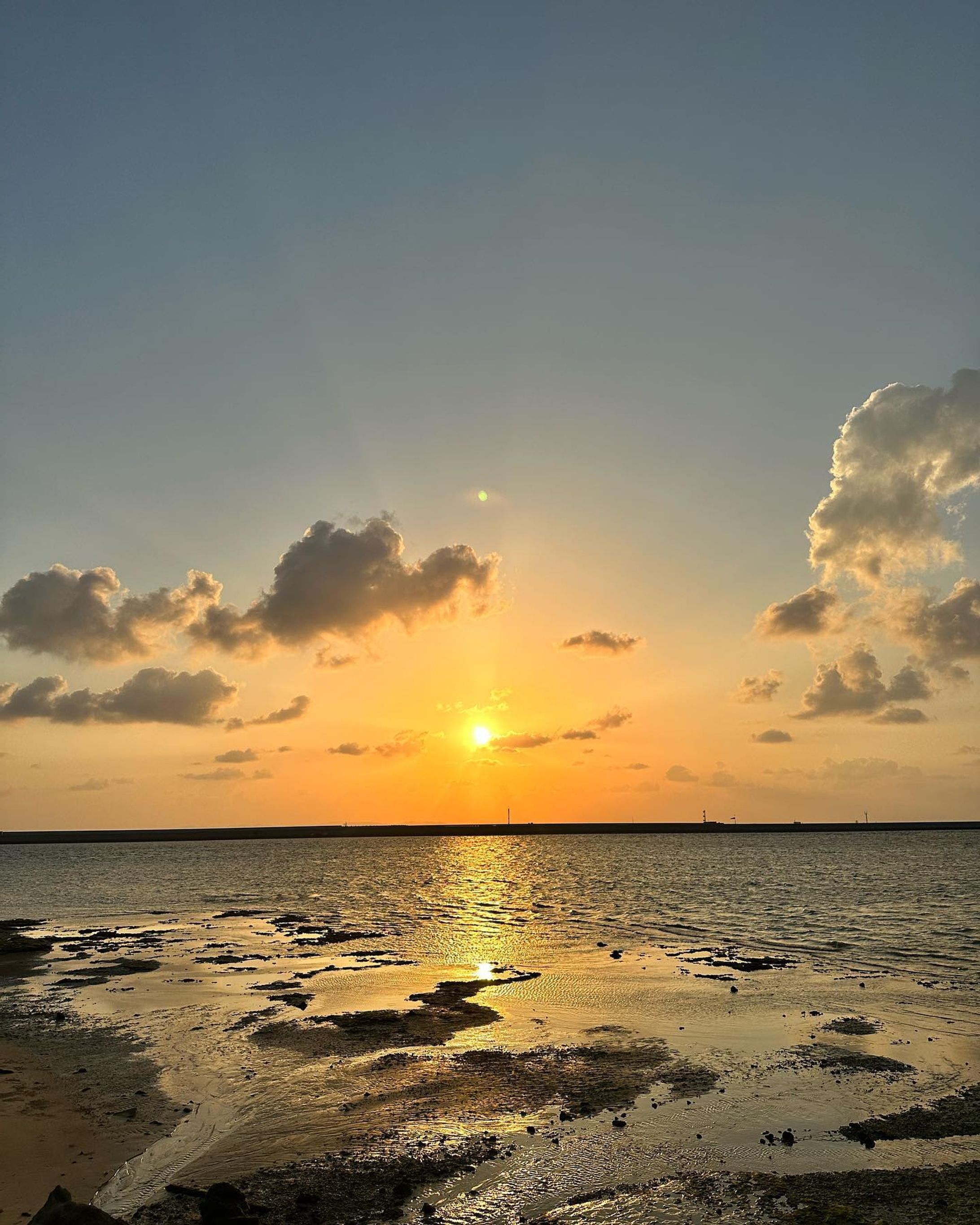 【BADよりもGOODがいい】

これを投稿するか、すっごく悩んで1ヶ月くらい寝かせてたんだけど…
勇気を出して投稿します。
__________________________

SDGsや環境問題の話って、ついBADな視点の議論になりがちだから疲れちゃう。

「これは海にやさしくない」とか
「あれは環境に良くないからやめよう」とか。

でもそれは、ある一つの視点から見た一つの価値観であって、個々のライフスタイルだと思っている。

お肉が悪いわけじゃないし、
プラスチックが悪いわけでもない。

お肉にはお肉の良さがあって、
プラスチックにしかない利便性もあると思う。

沖縄と東京
日本とアメリカ
その土地土地で実現できる持続可能な暮らしのカタチはちがうと思う。

それぞれに良さがあるし、選ぶ人の価値観もそれぞれでいいと思う。

持続可能な社会を動かしていくためには、【多様性】が大きなエネルギーになるような気がしてる。

欠点ではなくて、GOODな視点で多様な価値観を認め合いたい。

GOODな選択肢と多様性の広がりが、豊かさの一歩だと思うから。

今あるものを大切に」
いただく命、使うモノ、買うモノ、作るモノ。
永く、愛情を込めて、大切に、大切に。
__________________________
那覇空港にいちばん近いサンセットビーチ
豊見城市の瀬長島にて。

#サスティナブルな暮らし 
#持続可能な生活 
#多様性のある世界 
#沖縄サンセット 
#瀬長島ビーチ 
#sunsetpics🌅 
#okinawaphotography-1