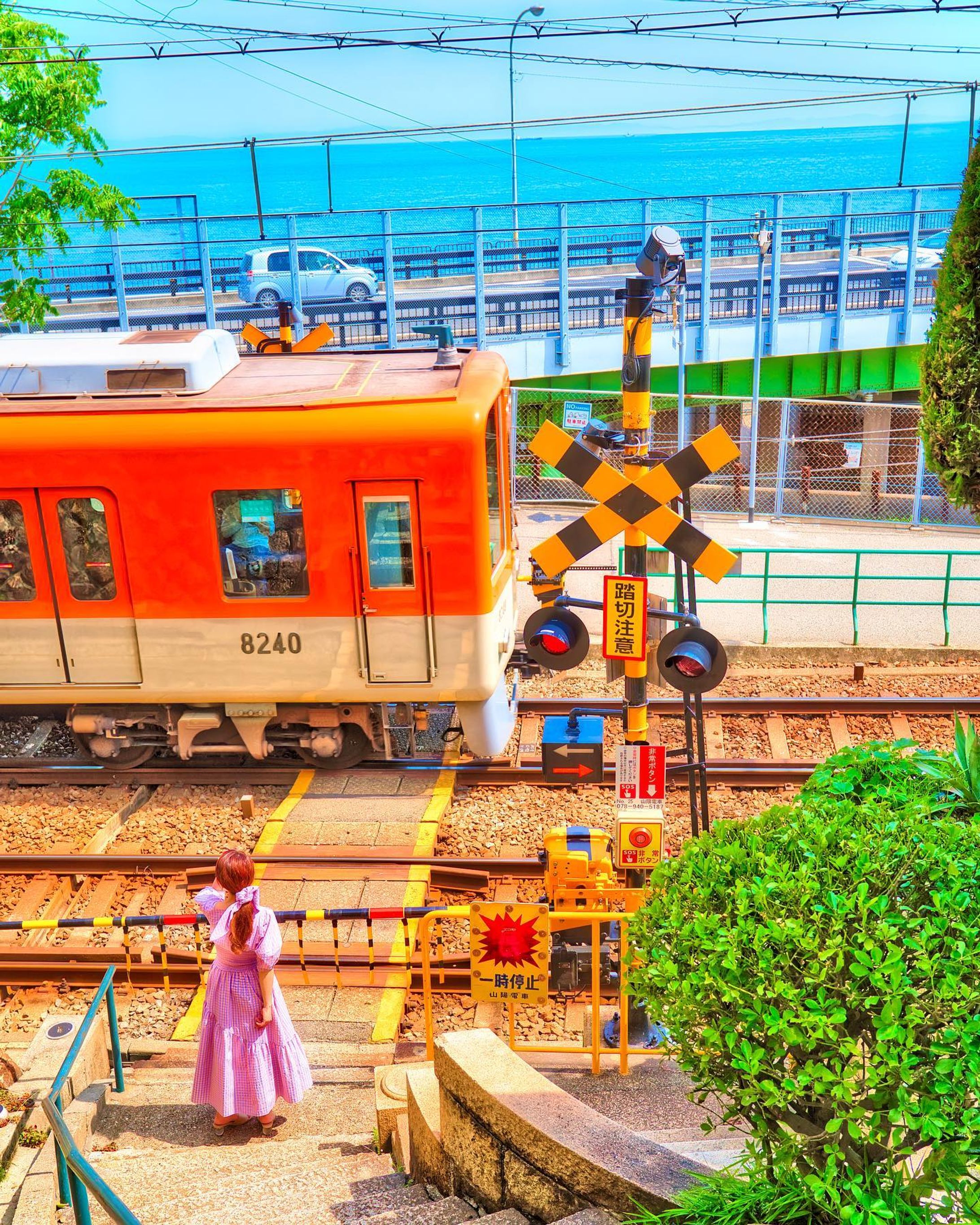 踏切が降りてきて待つ時間もこの素晴らしい景色の前では幸せな時間になる

The time spent waiting for the railroad crossing to come down becomes a happy time in front of this wonderful scenery.

モデル：Ayaさん

撮影のご依頼はDMでお願いします🙇🏻‍♂️

ーーーーーーーーーーーー

ご覧頂きありがとうございます
気軽にフォローして貰えると嬉しいです！

Thank you for watching.
If you like it, please follow me.

▷ @takumapictures 

ーーーーーーーーーーーーーー

MODEL：Ayaさん
LOCATION：塩屋町
CAMERA ：SONY a7Ⅳ
LENS：SONY FE24-70mm F2.8GM
FE：35mm
ISO：100
F値：F5
SS：1/800

#takumapictures 
#タクマピクチャーズ 
#ポートレート 
#ポートレート女子 
#ポートレートモデル募集 
#ポートレートモデル 
#ジブリの世界 
#sonya7iv 
#風景写真 
#写真好きな人と繋がりたい 
#カメラ好きな人と繋がりたい 
#アニメのワンシーンのように 
#ファインダー越しの私の世界 
#ファインダー越しの世界 
#キリトリセカイ 

#landscape #japan #japantravel #look_japan #art_of_japan_ #lovers_nippon_portrait #japan_of_insta #japan_grate_view ##japan_daytime_view #japan_aps_flower-1