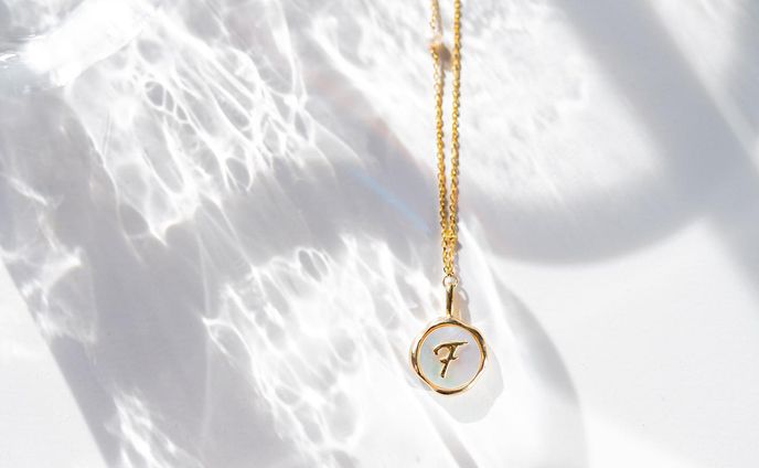 水面ってすごく惹かれる𓂃
.
小さい頃から暗い海の中が出てくるおんなじ夢を定期的に見るせいで
.
暗いお風呂とか
お風呂の蓋が半分閉まったお風呂を見るのとか
そーいうのによくわかんない恐怖心を抱くのだけど

明るい太陽がキラキラに反射する水面はとても好き。

泳げないし潜れないから想像しかできないけど、透き通った水の中から空を見たらどんな風に見えるんだろうなーっていつも思う。

あと泳ぐってどんな感覚なのかなって普通に思う。

ハナちゃんは泳げるようになって欲しい・・・

毎回美しいネックレスは　@forestpercent_official ❤︎
.
なんか夏らしいことしたい・・・
.

#東京ママと繋がりたい #ユニジョ #ザラジョ  #mamagirl  #カメラママと繋がりたい  #150cmコーデ #150cm  #Sサイズコーデ #低身長コーデ #小柄コーデ #육아맘 #女の子ママコーデ  #高見えコーデ  #アラサーコーデ #ハンドメイド #ハンドメイドアクセサリー #ハンドメイドピアス #ハンドメイドすきさんと繋がりたい #sonya7iii #sigmaart