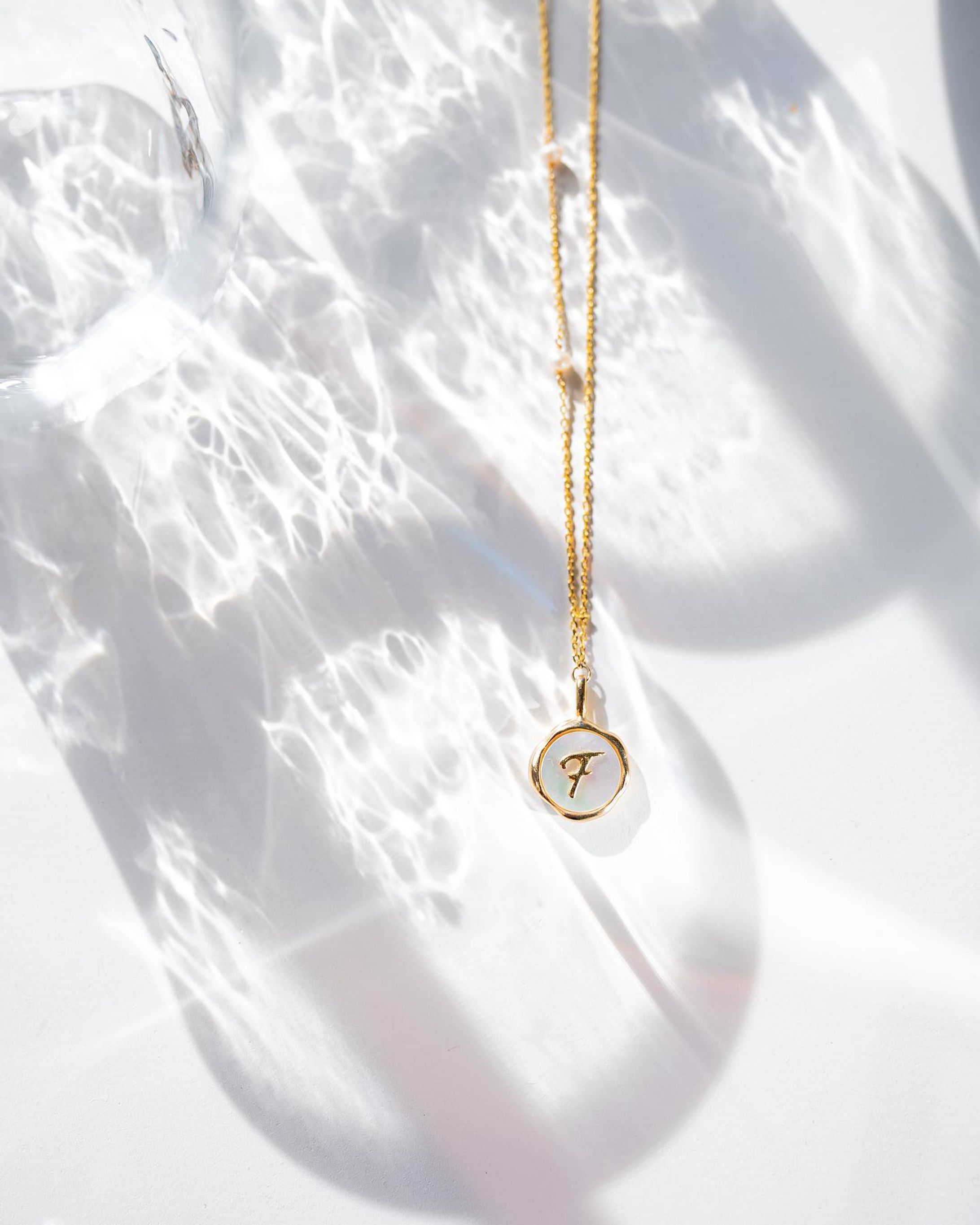 水面ってすごく惹かれる𓂃
.
小さい頃から暗い海の中が出てくるおんなじ夢を定期的に見るせいで
.
暗いお風呂とか
お風呂の蓋が半分閉まったお風呂を見るのとか
そーいうのによくわかんない恐怖心を抱くのだけど

明るい太陽がキラキラに反射する水面はとても好き。

泳げないし潜れないから想像しかできないけど、透き通った水の中から空を見たらどんな風に見えるんだろうなーっていつも思う。

あと泳ぐってどんな感覚なのかなって普通に思う。

ハナちゃんは泳げるようになって欲しい・・・

毎回美しいネックレスは　@forestpercent_official ❤︎
.
なんか夏らしいことしたい・・・
.

#東京ママと繋がりたい #ユニジョ #ザラジョ  #mamagirl  #カメラママと繋がりたい  #150cmコーデ #150cm  #Sサイズコーデ #低身長コーデ #小柄コーデ #육아맘 #女の子ママコーデ  #高見えコーデ  #アラサーコーデ #ハンドメイド #ハンドメイドアクセサリー #ハンドメイドピアス #ハンドメイドすきさんと繋がりたい #sonya7iii #sigmaart-1