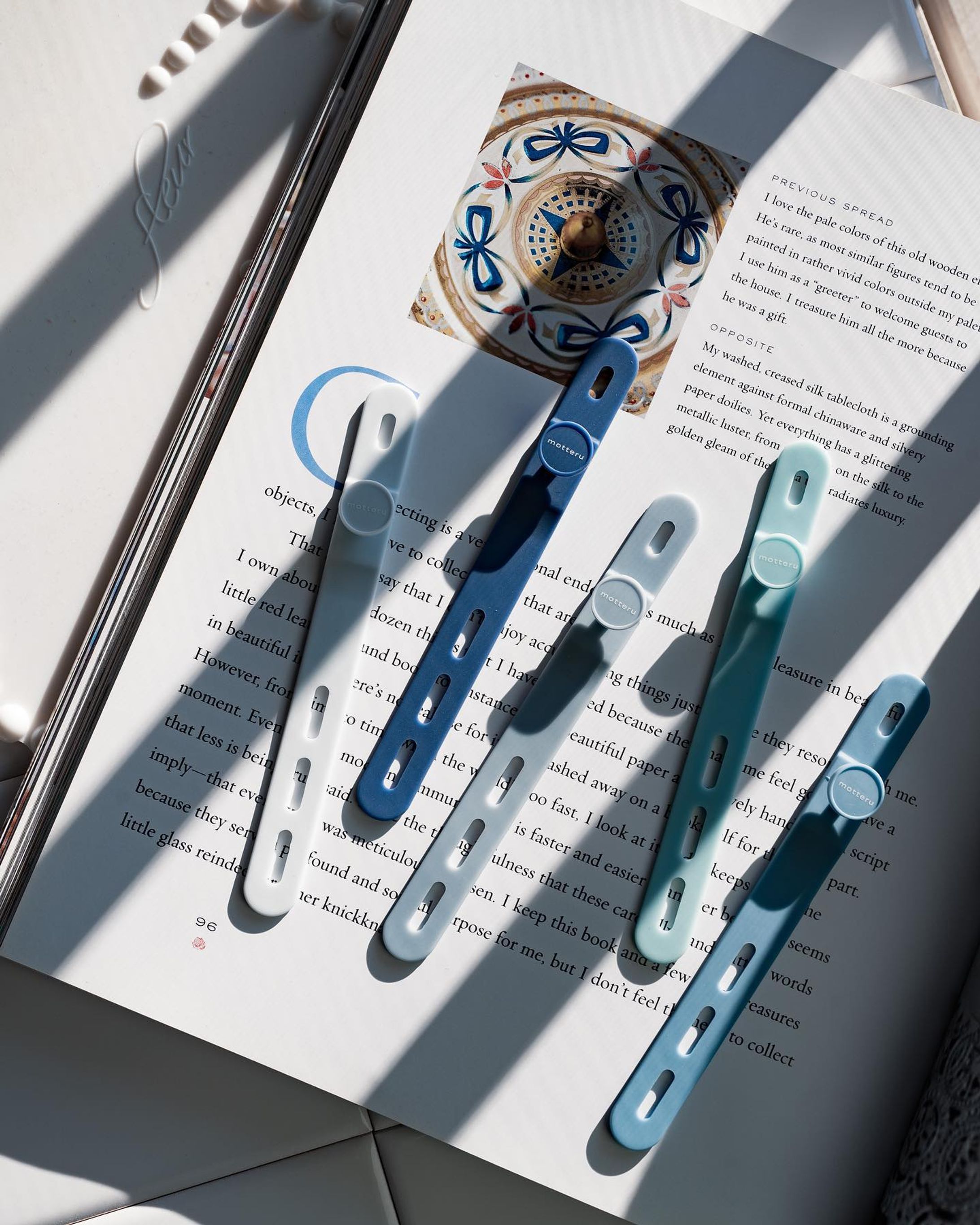 【フル活用してるガジェット】

@motteru_enjoy のシリコンバンド。
なんでかもうわかんないくらい埃がつきにくくて凡庸性の高いこちら。

色んなカラーがあって可愛いんだけど、新色も出たのでお迎え😮‍💨

普通にケーブルをまとめるのにも使うけど、ごちゃごちゃしがちなペンをまとめたり

子供のこまかいおもちゃまとめるのにも使ってます。

これは一家に一つあっていいやつ❤︎

#ガジェット
#デスク周り
#リモートワークスペース #在宅ワークママ #ワーママの日常-1