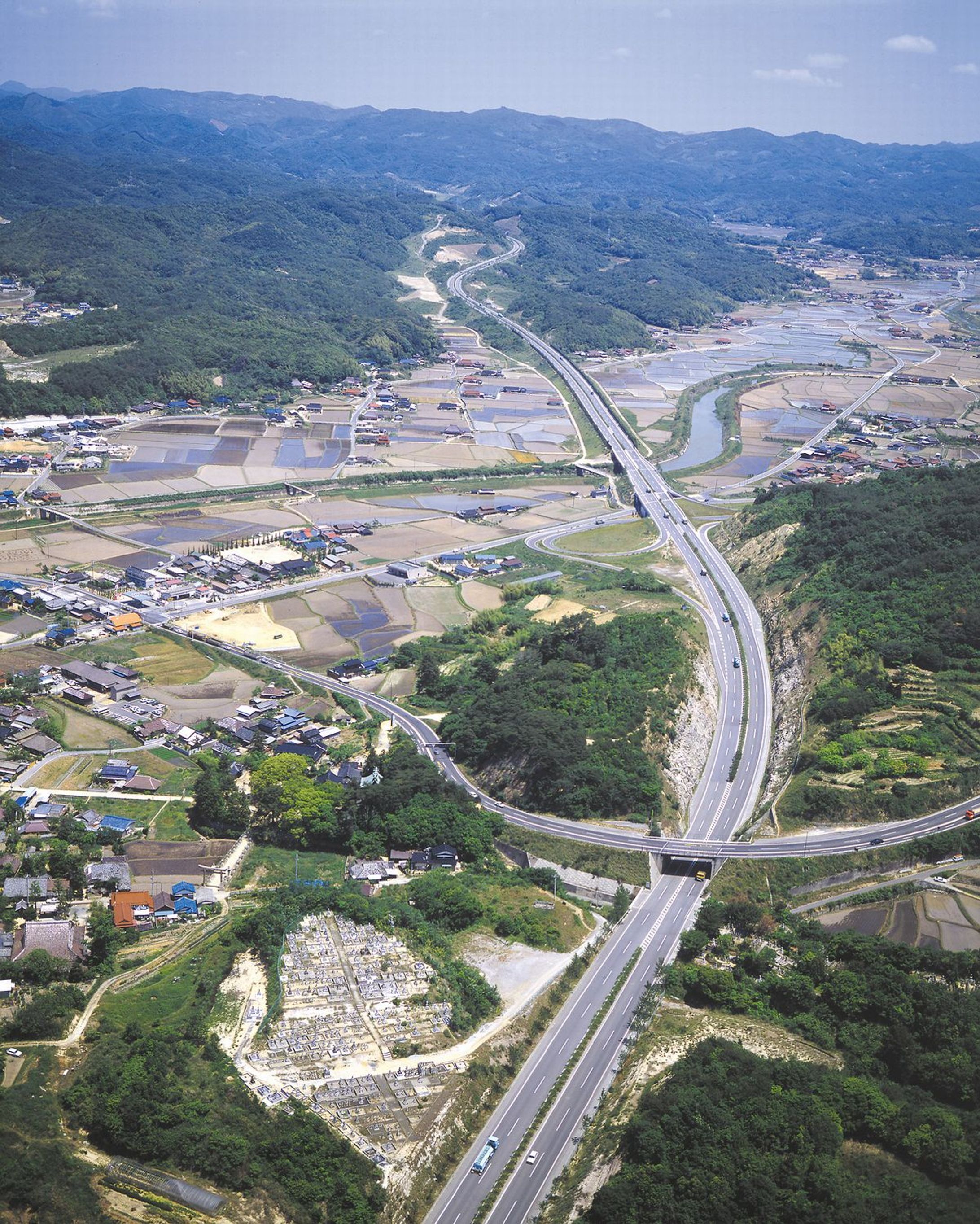 全長約32km…セメント会社が作った日本一長い私道「宇部伊佐専用道路」　石灰石を運ぶ巨大トレーラーが行き交う大動脈-1