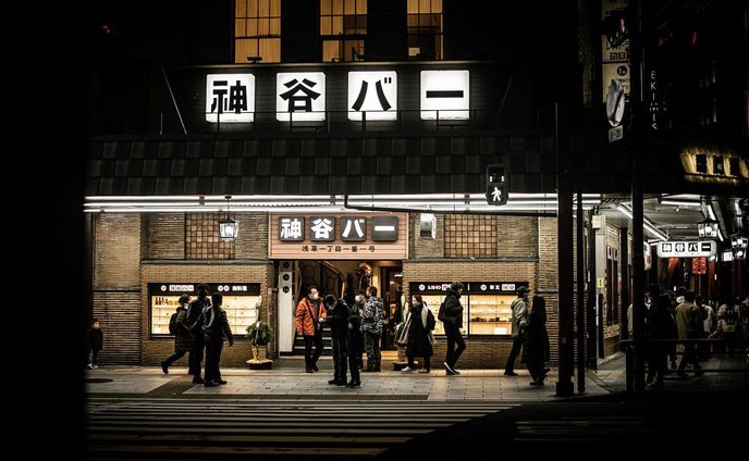 location :Asakusa_Tokyo
camera : Nikon D3200📸

#photography #japancityblues #snapshots #photographer #streetphotography #street_photography #asakusa 
 #写真好きな人と繋がりたい #カメラ好きな人と繋がりたい #なにげない瞬間を残したい #写真#カメラ#キリトリセカイ #バス#浅草寺 #浅草 #バー #神谷バー #浅草観光 #浅草デート #ファインダー越しの私の世界#東京カメラ部

写真を使ったオリジナルグッズを販売しています📸
販売ページはプロフィール欄のリンクをクリック！
@chopstick.44