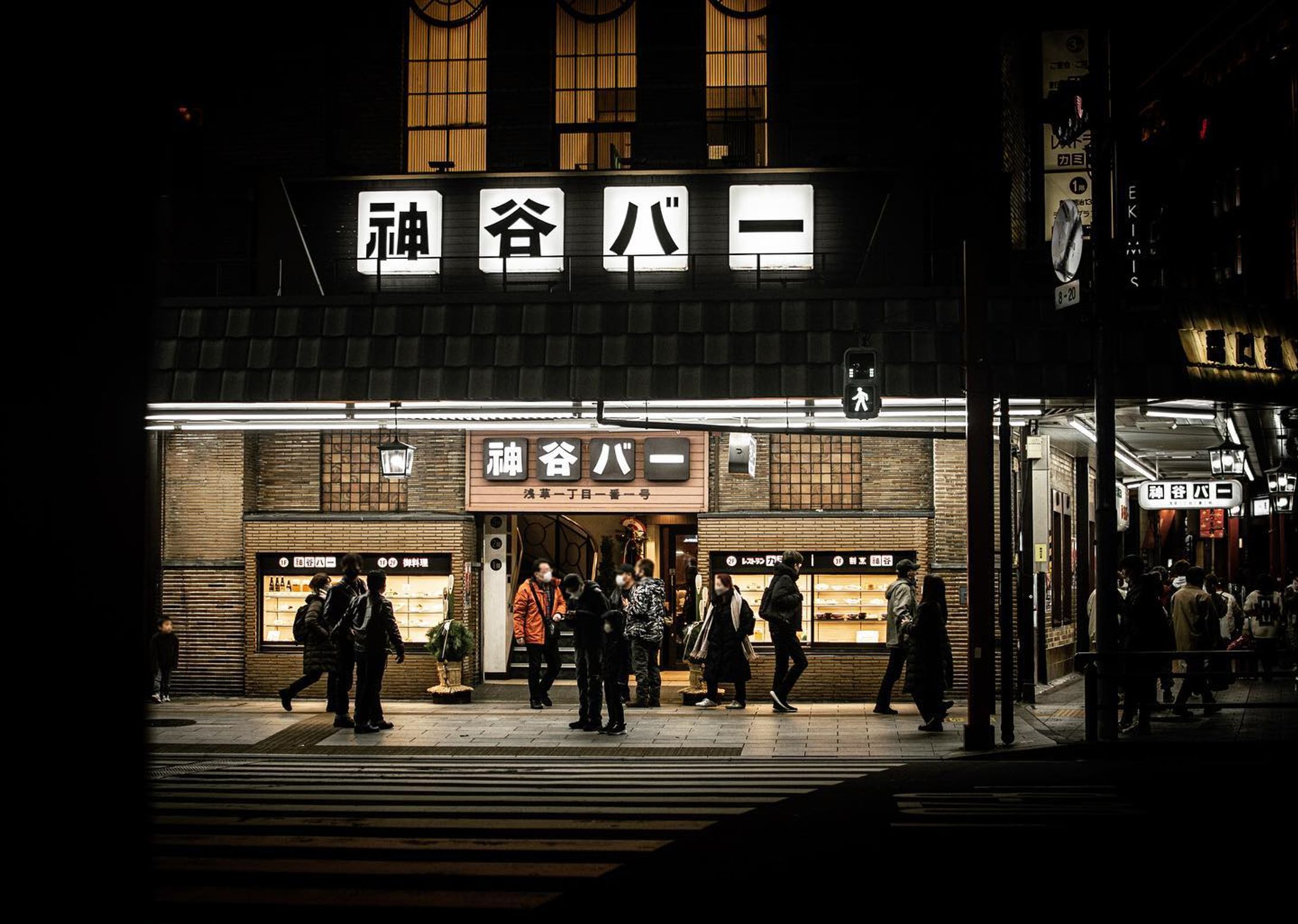 location :Asakusa_Tokyo
camera : Nikon D3200📸

#photography #japancityblues #snapshots #photographer #streetphotography #street_photography #asakusa 
 #写真好きな人と繋がりたい #カメラ好きな人と繋がりたい #なにげない瞬間を残したい #写真#カメラ#キリトリセカイ #バス#浅草寺 #浅草 #バー #神谷バー #浅草観光 #浅草デート #ファインダー越しの私の世界#東京カメラ部

写真を使ったオリジナルグッズを販売しています📸
販売ページはプロフィール欄のリンクをクリック！
@chopstick.44-1