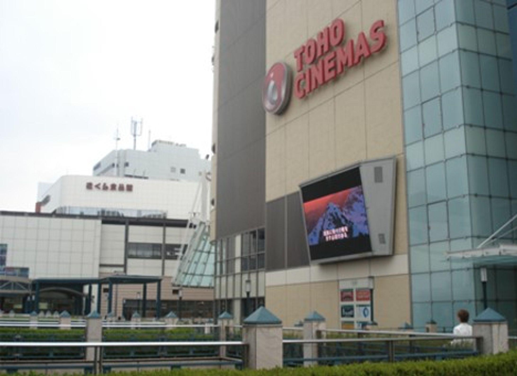 【OOH】商業施設の野外サイネージ広告用動画-1