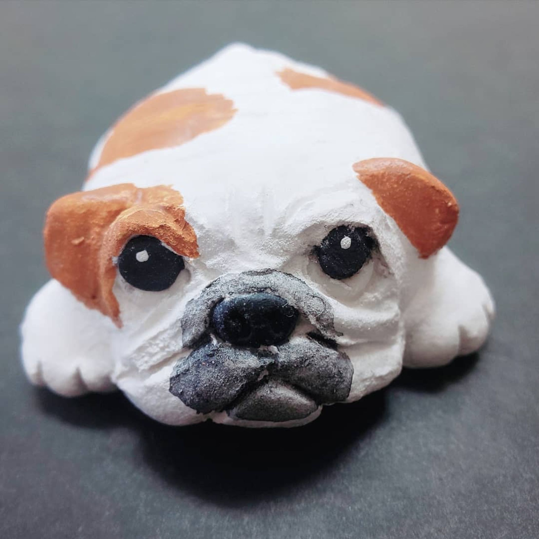 ぶるちゃん作りがはかどる🐶猫が来た🐈️そこ座る？😅
なんだかちょっとスランプ・・・(笑)💦頑張らなくちゃ❗️✊
#ブルドッグ#垂れ犬#あにまーるず#犬イベント#犬ハンドメイド#ぶちゃいぬ#粘土犬#寝そべり犬#手作り#犬#わんこ#わんすたぐらむ #いぬすたぐらむ#鼻ぺちゃ犬 #岡山ハンドメイド##犬マルシェ#動物イベント-1