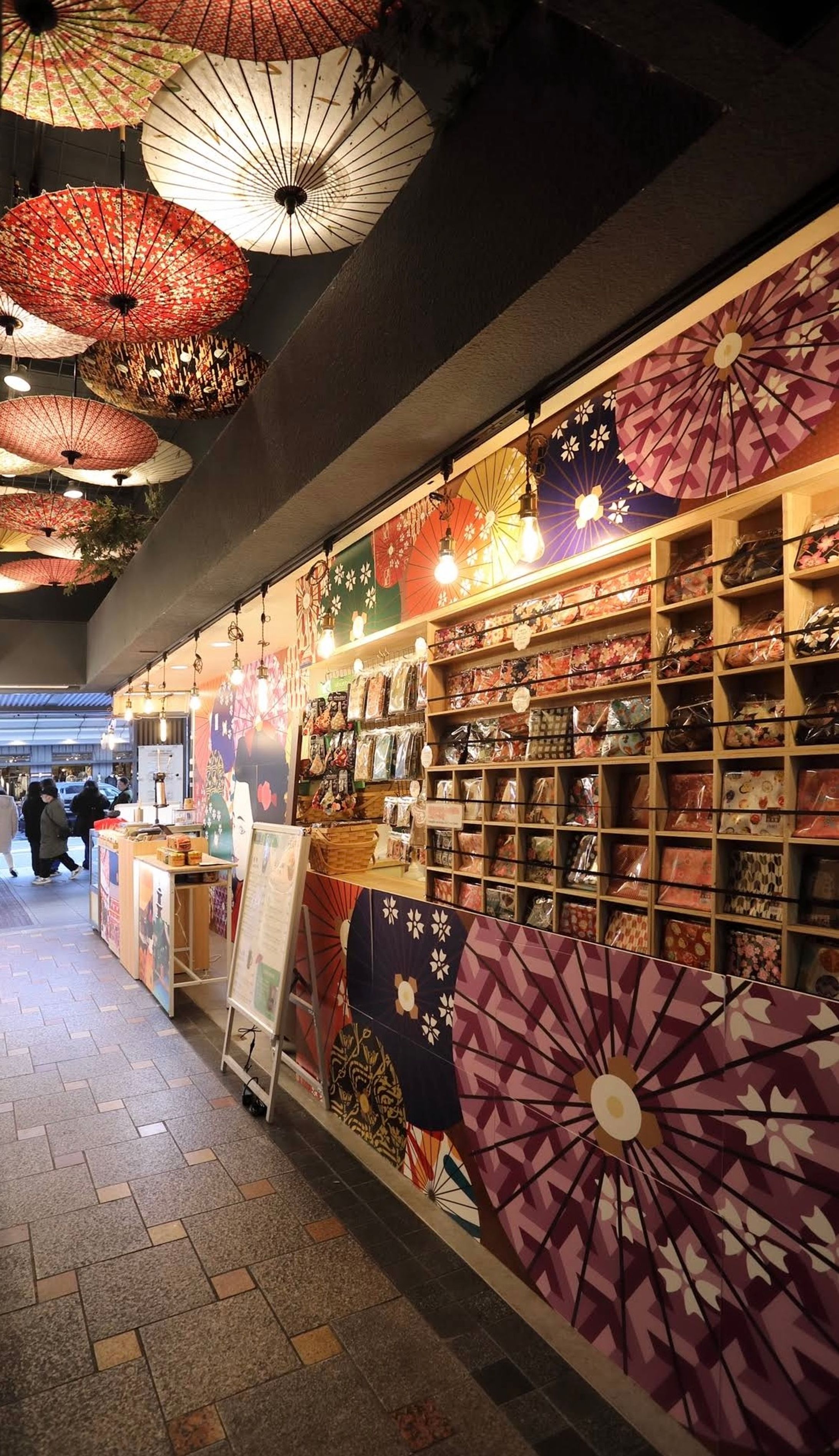 インバウンド向け京雑貨屋　壁面デザイン-1