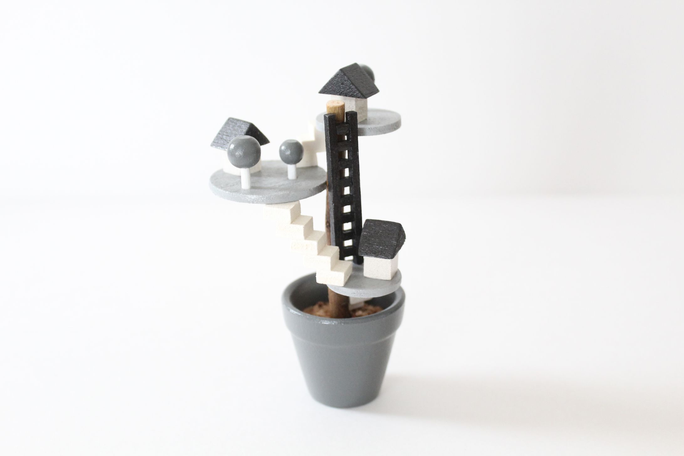 モノクロの町の鉢植え-1