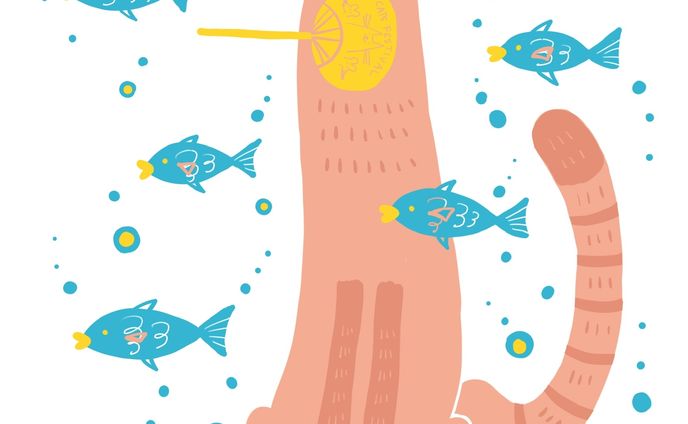 うちわをくわえた猫