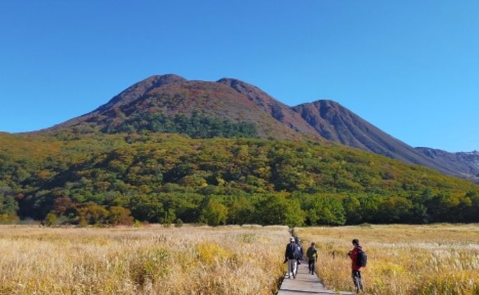 山ですれ違う人どうし「こんにちは」と挨拶するのはなぜ？　実は万国共通の習慣…“遭難防止”に意外な効果