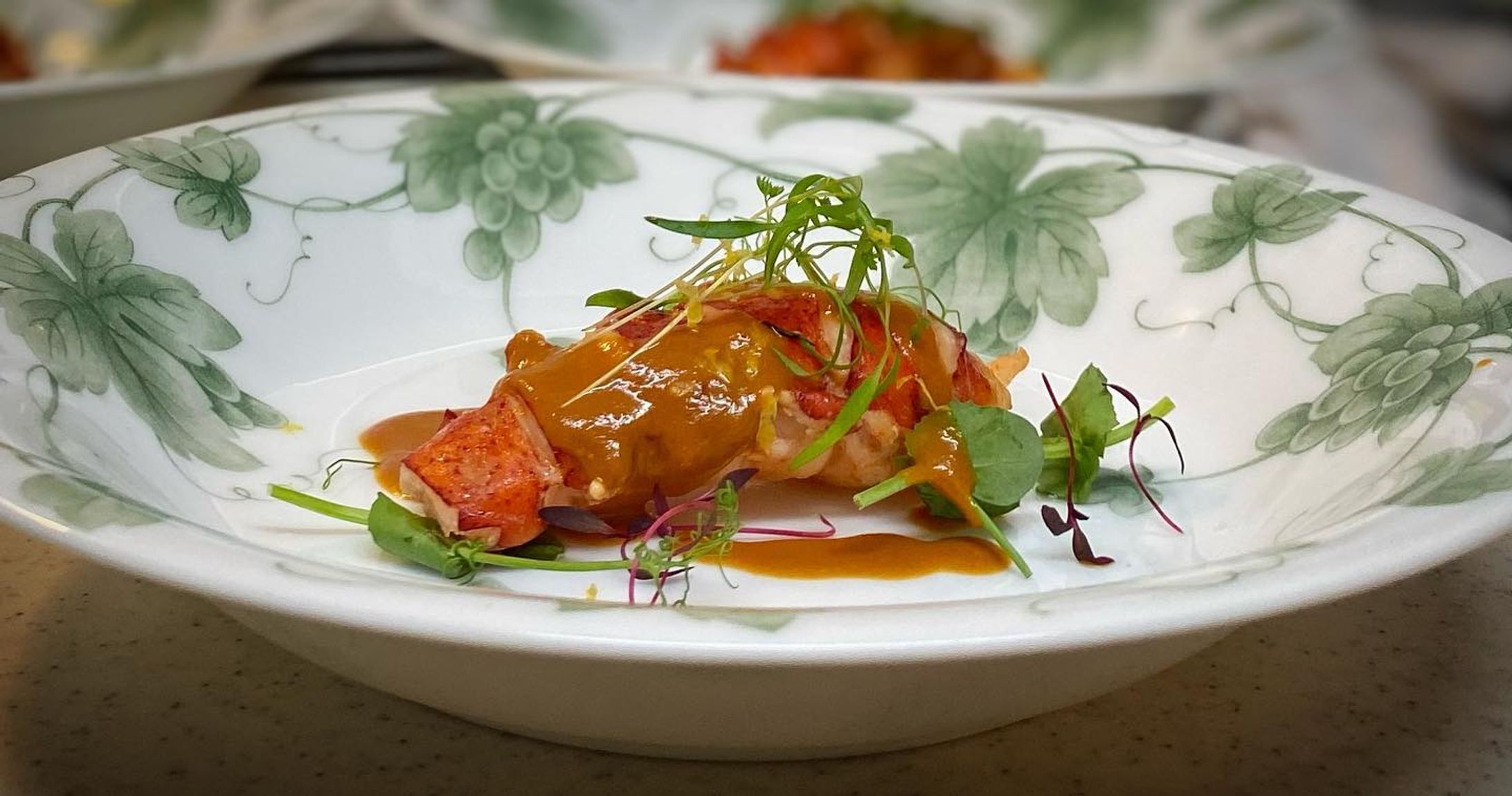 出張料理✨

オマール　燻製　アメリケーヌ　レモン　マイクロセルフィーユ　アマランサス

#記念日 
#出張シェフ 
#出張料理 
#出張料理人 
#prime_chef 
#うちシェフ 
#インスタ映え 
#美食倶楽部 
#うちchef 
#デリバリー 
#おうち時間 
#フレンチ 
#おうちレストラン-1