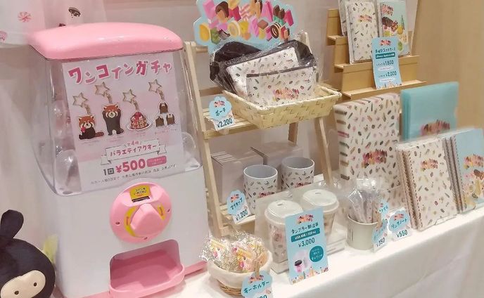 デザインフェスタvol55
無事終了しました✨
足を運んでくださった皆様、ご購入いただいた皆様、本当にありがとうございました！！
なかなか人に会えないご時世ですが対面で直接お話できるってやっぱりいいですね(○´∀｀○)
SNSで見て来てくれた方やガチャで大盛り上がりした方など素敵出会いがたくさんありました🎵.
.
もう1回出たくなってしまったので
今回は雑貨ジャンルでしたが次はイラストジャンルで出展を検討中です⭐️
基本的には普段使いできるもんしか出さん主義なのですが、イラストを家に飾りたいからポストカードとか欲しいとの嬉しいお言葉をいただいたので、次回は飾れる系の商品も出したいと思います！.
.
あと送迎・搬入搬出で協力してくれた旦那氏には頭が上がらないよ！！.
.
#デザインフェスタ #デザフェス #デザインフェスタ55 #デザフェス55 #展示会 #横浜 #yokohama #ヨコハマ #みなとみらい #東京ビッグサイト #ビッグサイト #グッズ #物販 #スイーツ #イラスト #illustration #絵 #お絵描き #picture #デザイン #design #アート #art #クリエイター #イラストレーター #デザイナー #グラフィックデザイナー #イラストレーター #イラストレーターさんと繋がりたい