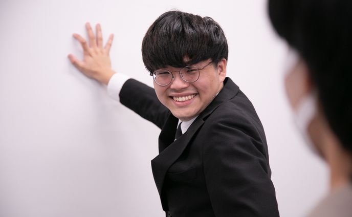003.愛しらしい顔で振り向く男