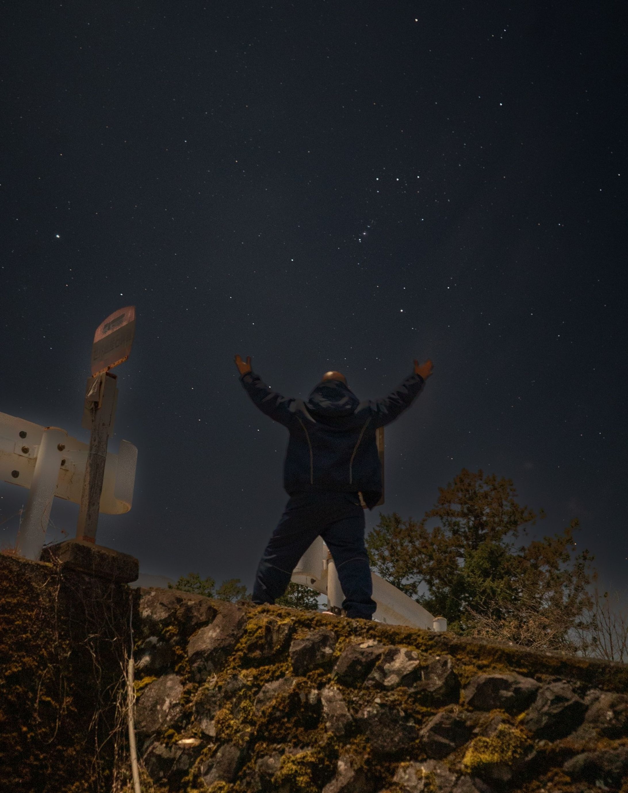 ートレートに「星」という選択肢。

月光の元オリオン座と親友を撮影してきました。
月夜でもきれいに撮影できました＾＾

#α7S　#奈良県　#十津川村　#果無集落　#ご依頼お待ちしています-1
