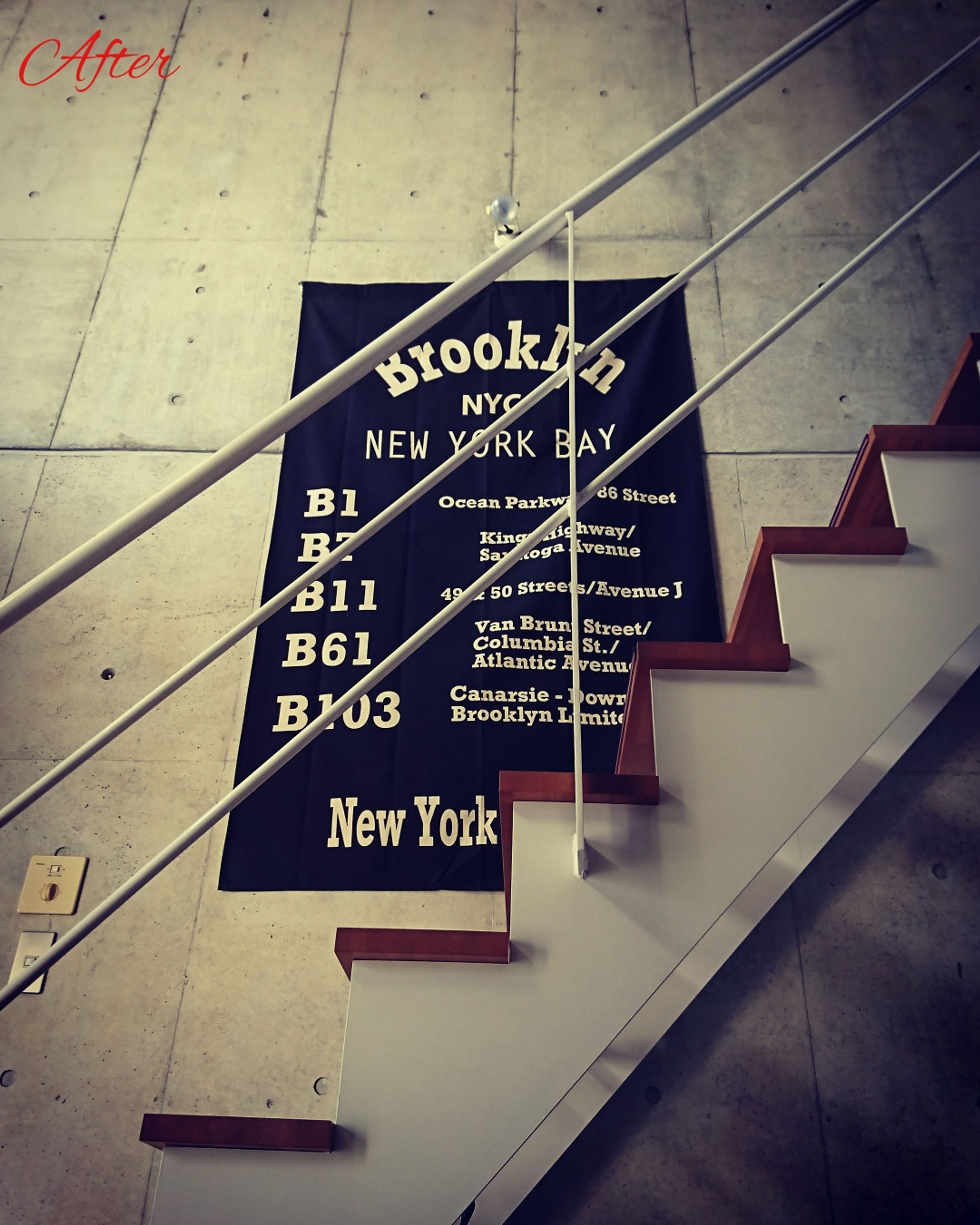 大きなタペストリーのあるインテリア-1