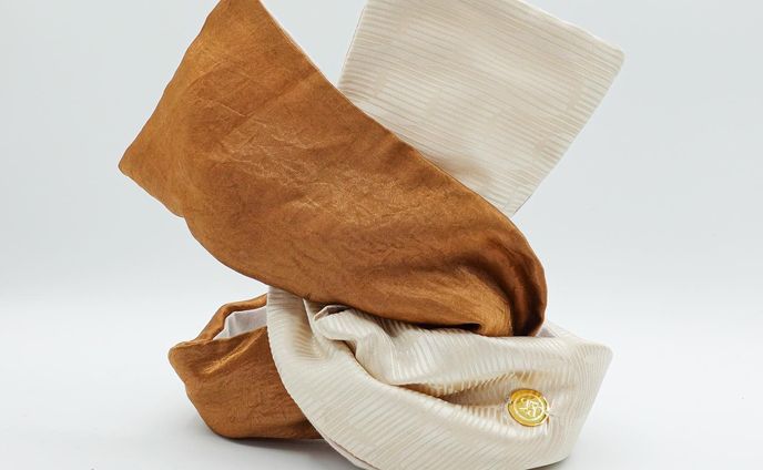 〰️𝑛𝑒𝑤 𝑎𝑟𝑟𝑖𝑣𝑎𝑙〰️
𝑟é𝑡𝑟𝑜 𝑠𝑎𝑡𝑖𝑛🥂

うっすらレトロ柄の入ったベージュのサテン生地とヴィンテージライクな質感が素敵なブラウンとのバイカラーのカバー。裏地は吸汗してくれる国産ガーゼ生地を使用した安心の肌触り。

幅は今までのワイドサイズよりも約3cm広く、端先は約3.5cm広く、スカーフを巻いたようなボリューム感を出したり、サイドを織り込むと細くなったりと自由自在にアレンジ可能！2度捻って巻くと生地の出方も変えることが出来色々な雰囲気をお楽しみいただけます。

デイリーウェアはもちろん古着のお洋服とも相性抜群です！
幅広いコーデにお使いいただきやすいようにベージュとブラウンでデザインしました。
オールシーズンお使いいただける、頼りになるカバーになってくれる事間違いなし♡
サイドはQPPA®︎オリジナルチャームがキラッと光り高級感をプラスしています。

〰️ターバンのご購入は〰️
✔︎以下のInstagramプロフィールリンク
@qppa.ii
@ii_mnm_lp

▶︎Creema 🔎QPPAで出てきます
▶︎minne 🔎QPPAで出てきます
💌ご購入方法が分からない場合はDMにてお尋ね下さい♡

.
.
.
.
#キュッパ #着せ替えターバン#エスニック #着せ替えターバン #日本製 #madeinjapan  #ターバンアレンジ #ターバン #ターバンヘア #ターバンコーデ #ヘアアレンジ #ヘアアクセサリー #ヘアアクセ #ヘアバンド#海 #湘南スタイル #茅ヶ崎市 #茅ヶ崎 #ヘアケアグッズ #時短ヘアアレンジ #ワイヤーターバン #レトロ #ヴィンテージライク #バイカラー