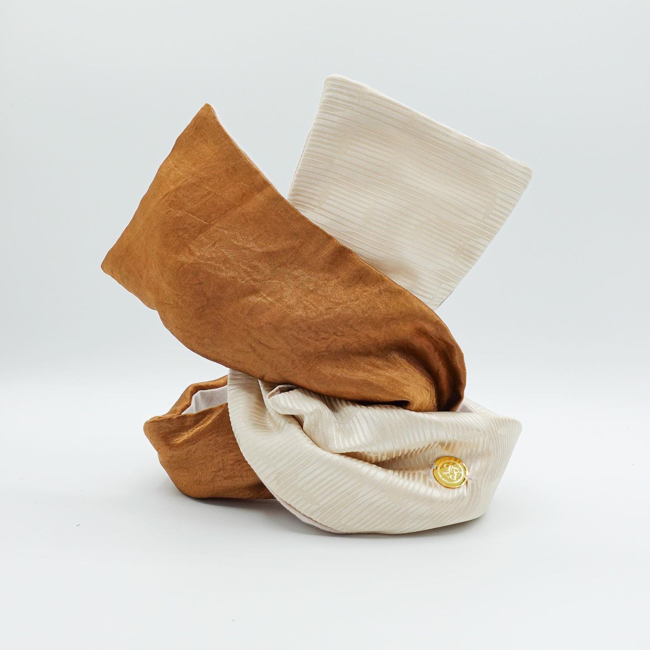 〰️𝑛𝑒𝑤 𝑎𝑟𝑟𝑖𝑣𝑎𝑙〰️
𝑟é𝑡𝑟𝑜 𝑠𝑎𝑡𝑖𝑛🥂

うっすらレトロ柄の入ったベージュのサテン生地とヴィンテージライクな質感が素敵なブラウンとのバイカラーのカバー。裏地は吸汗してくれる国産ガーゼ生地を使用した安心の肌触り。

幅は今までのワイドサイズよりも約3cm広く、端先は約3.5cm広く、スカーフを巻いたようなボリューム感を出したり、サイドを織り込むと細くなったりと自由自在にアレンジ可能！2度捻って巻くと生地の出方も変えることが出来色々な雰囲気をお楽しみいただけます。

デイリーウェアはもちろん古着のお洋服とも相性抜群です！
幅広いコーデにお使いいただきやすいようにベージュとブラウンでデザインしました。
オールシーズンお使いいただける、頼りになるカバーになってくれる事間違いなし♡
サイドはQPPA®︎オリジナルチャームがキラッと光り高級感をプラスしています。

〰️ターバンのご購入は〰️
✔︎以下のInstagramプロフィールリンク
@qppa.ii
@ii_mnm_lp

▶︎Creema 🔎QPPAで出てきます
▶︎minne 🔎QPPAで出てきます
💌ご購入方法が分からない場合はDMにてお尋ね下さい♡

.
.
.
.
#キュッパ #着せ替えターバン#エスニック #着せ替えターバン #日本製 #madeinjapan  #ターバンアレンジ #ターバン #ターバンヘア #ターバンコーデ #ヘアアレンジ #ヘアアクセサリー #ヘアアクセ #ヘアバンド#海 #湘南スタイル #茅ヶ崎市 #茅ヶ崎 #ヘアケアグッズ #時短ヘアアレンジ #ワイヤーターバン #レトロ #ヴィンテージライク #バイカラー-1