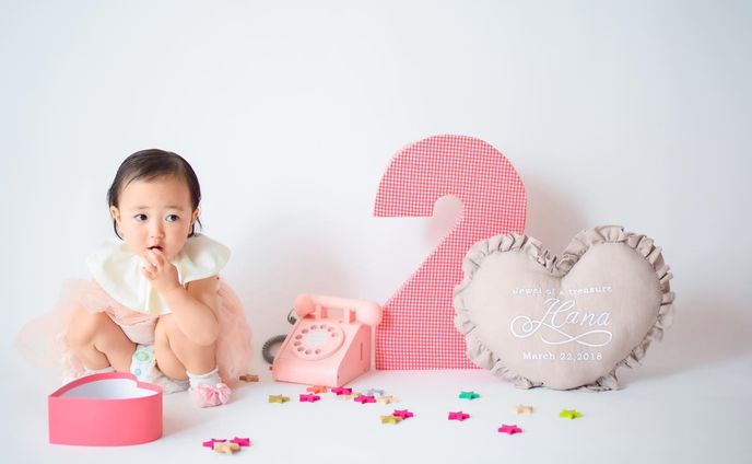 ❁
❁❁❁
#おうちスタジオ
#ハナさん2thバースデー .
.
ブルマ脱いじゃって、パンパンのおむちら。
.
ハナさんの今のお気に入りをちりばめ。
.
可愛すぎるクッションは
@cinnamonbluecotton さん💖
.
映えすぎる出生身長ナンバーオブジェは　@miimiis_._birthday_._ さん💖
.
おもちゃは　@kikoandgg_jp さん💖
.
.