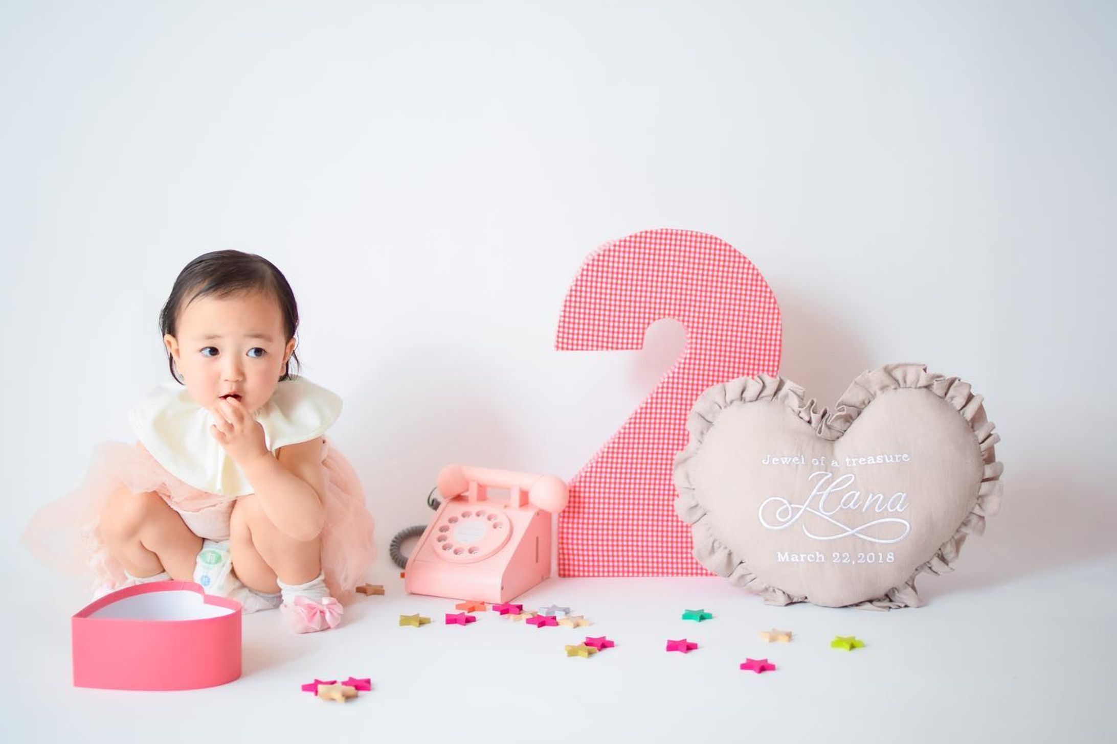 ❁
❁❁❁
#おうちスタジオ
#ハナさん2thバースデー .
.
ブルマ脱いじゃって、パンパンのおむちら。
.
ハナさんの今のお気に入りをちりばめ。
.
可愛すぎるクッションは
@cinnamonbluecotton さん💖
.
映えすぎる出生身長ナンバーオブジェは　@miimiis_._birthday_._ さん💖
.
おもちゃは　@kikoandgg_jp さん💖
.
.-1