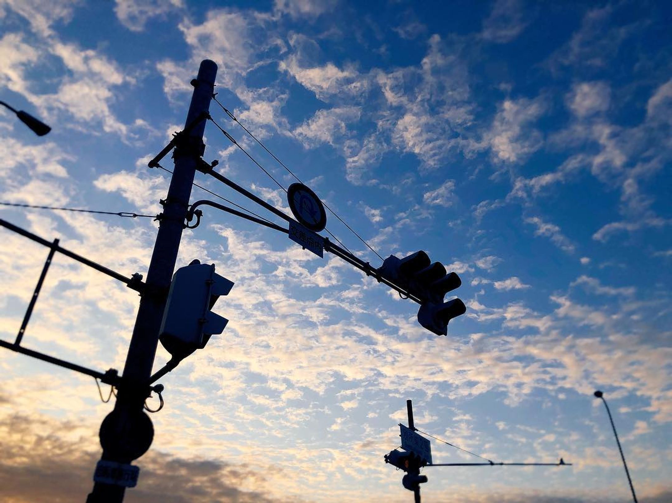 #sky#空#景色#phot #photooftheday #photography #夕焼け#シルエット#信号機#波の雲 #夕焼け雲#夕焼け空 #そらふぉと#そら部
嵐さん休止にハアア！ってなった１人です。当時の恩返しをしたいねえ…-1