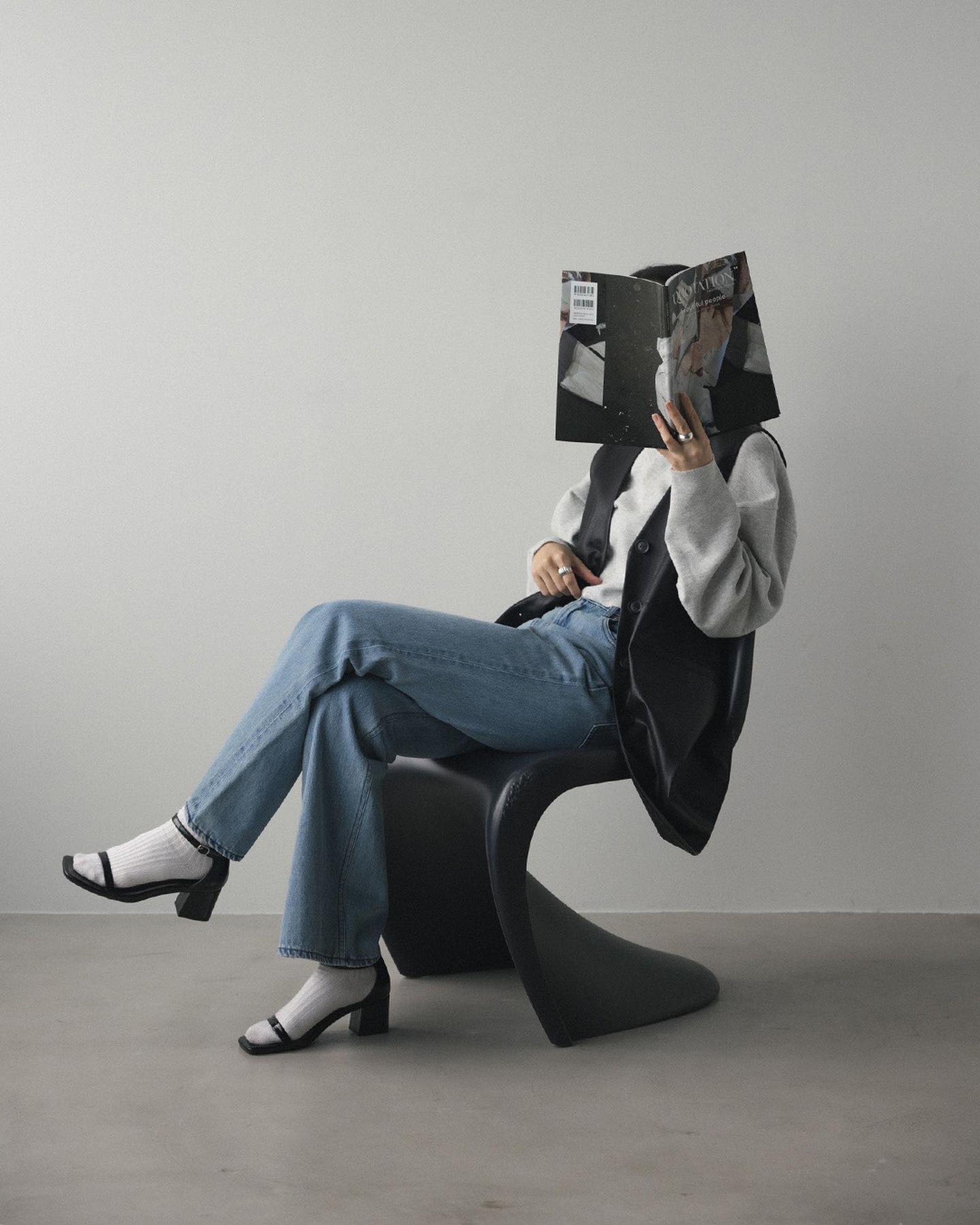 monotone x denim styling.
━━━━━━━━━━━━━━━━
春先もモードなモノトーンは外せない！
モノトーン×トレンドデニムを掛け合わせたスタイリングのご紹介。

インパクトのあるレザーベストには真っ白ではなく、グレーのトップスと薄めのブルーデニムを合わせて少しコントラストを抑えてあげると全体的に色のまとまりがでてバランスの良いスタイリングに。

TOPS
■CUT OFF CROP TOP（MOUSSY）
　¥6,996 tax in (T.GRY,PNK,BEG)
　※3月中旬発売予定

ぜひコーデ&お買い物の参考にしてみてください♡

商品詳細はアイテムをタップまたは
プロフィールのサイトURLをクリック✔
━━━━━━━━━━━━━━━━
#SHELTTERWEBSTORE #SWS
#MOUSSY #SLY #LAGUAGEM
#2023ss #spring2023
#ootd #outfit #outfitoftheday #trendingnow #sweatshirts #denim #jeans #leathervest #mode #modefashion #monotone #blackandwhite-1