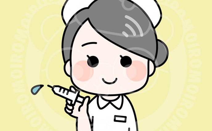 注射器を持つ看護師の女性