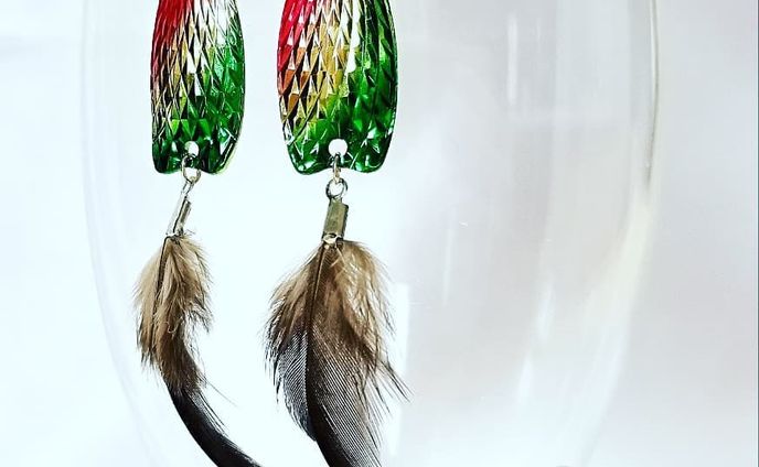 #ルアー#ルアーピアス #るうふぁ#しなのり#羽根#釣具#WaterLand#村田基#オリジナルアクセサリー #天然羽根#BASE出店中 #Lu-fa#るうふぁ #瑠羽 #キラキラ#カラフルルアー#赤緑金