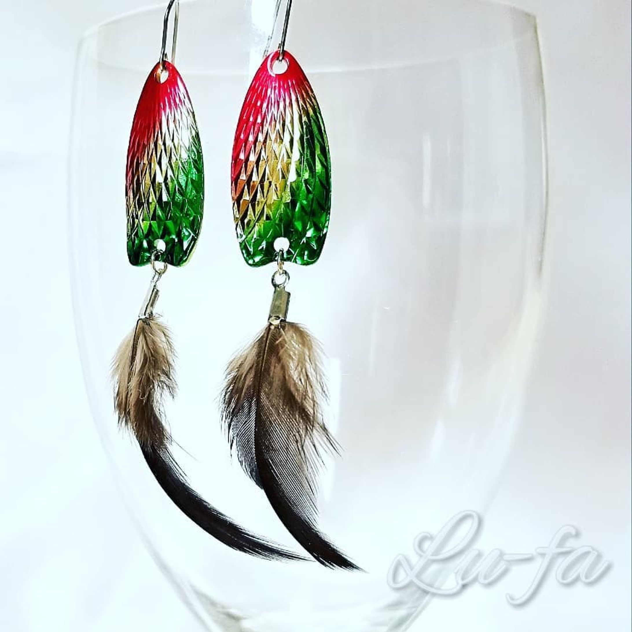 #ルアー#ルアーピアス #るうふぁ#しなのり#羽根#釣具#WaterLand#村田基#オリジナルアクセサリー #天然羽根#BASE出店中 #Lu-fa#るうふぁ #瑠羽 #キラキラ#カラフルルアー#赤緑金-1