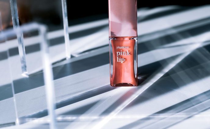 マスクの下でも絶対つかってる

リッププランパー。

☑︎ プラスキレイ　ピンクリップ
「リッププランパー」

リップ美容液は色々あるけど、年齢を重ねたら『保湿』だけだとどうにも太刀打ちできないもの。

保湿は何より大事だけど
それ以外の美容成分もプラスした方が絶対いいと思う。

30代になってから、
ヘアメイクとエステの先生が口酸っぱく言ってた
『10年後の自分のために、アイクリームとリップケアは絶対今から続けな』
という鬼気迫る教えが身に染みてる。
続けてよかったんだと思う先生ありがとう。
(続けてなかったら今よりやばかったのかと考えたら超怖い)

わたしは色付きを基本使うけど、
全く付かない方がいい方はクリアがオススメ。

これは嬉しいヒト幹細胞エキスが入ってて、プランプアップ効果はもちろんだけど

ハリ、潤い、バリア機能の向上が期待できるの。

プランパーは某ブランドのがとても有名だけど、今はいろんなのが出ているし
なかなかお手頃価格で手に入るので

なんかリップじゃ物足りなくなってきたアラサーちゃんは是非試してみて！

#pluskirei #プラスキレイ #ピンクリップ #リッププランパー #リップ美容液 #ヒト幹細胞エキス #リップ #monipla #pycno_fan #プランプ効果 #プランプアップ #マスク美容 #ながら美容 #エイジングケア #コスメマニア