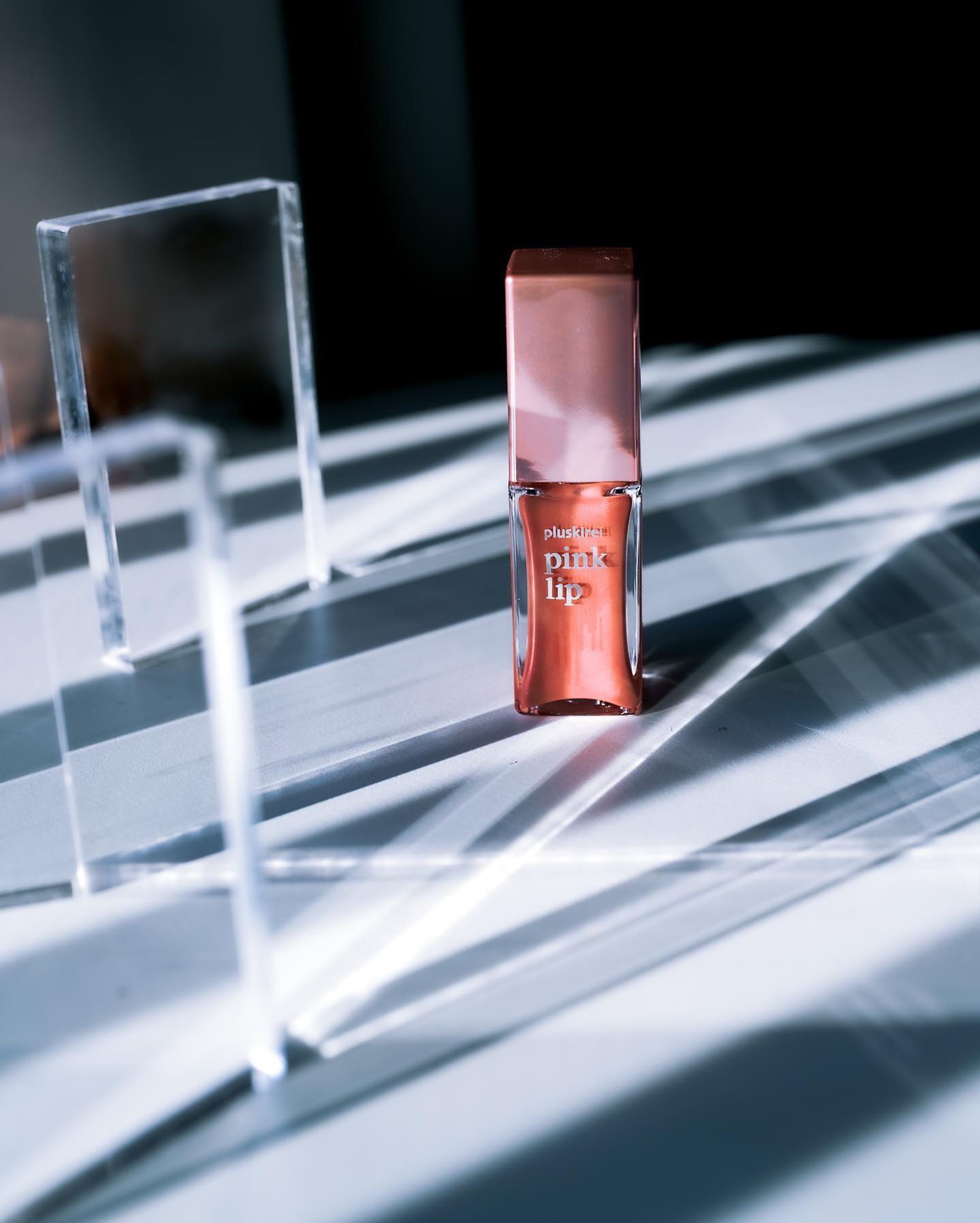 マスクの下でも絶対つかってる

リッププランパー。

☑︎ プラスキレイ　ピンクリップ
「リッププランパー」

リップ美容液は色々あるけど、年齢を重ねたら『保湿』だけだとどうにも太刀打ちできないもの。

保湿は何より大事だけど
それ以外の美容成分もプラスした方が絶対いいと思う。

30代になってから、
ヘアメイクとエステの先生が口酸っぱく言ってた
『10年後の自分のために、アイクリームとリップケアは絶対今から続けな』
という鬼気迫る教えが身に染みてる。
続けてよかったんだと思う先生ありがとう。
(続けてなかったら今よりやばかったのかと考えたら超怖い)

わたしは色付きを基本使うけど、
全く付かない方がいい方はクリアがオススメ。

これは嬉しいヒト幹細胞エキスが入ってて、プランプアップ効果はもちろんだけど

ハリ、潤い、バリア機能の向上が期待できるの。

プランパーは某ブランドのがとても有名だけど、今はいろんなのが出ているし
なかなかお手頃価格で手に入るので

なんかリップじゃ物足りなくなってきたアラサーちゃんは是非試してみて！

#pluskirei #プラスキレイ #ピンクリップ #リッププランパー #リップ美容液 #ヒト幹細胞エキス #リップ #monipla #pycno_fan #プランプ効果 #プランプアップ #マスク美容 #ながら美容 #エイジングケア #コスメマニア-1