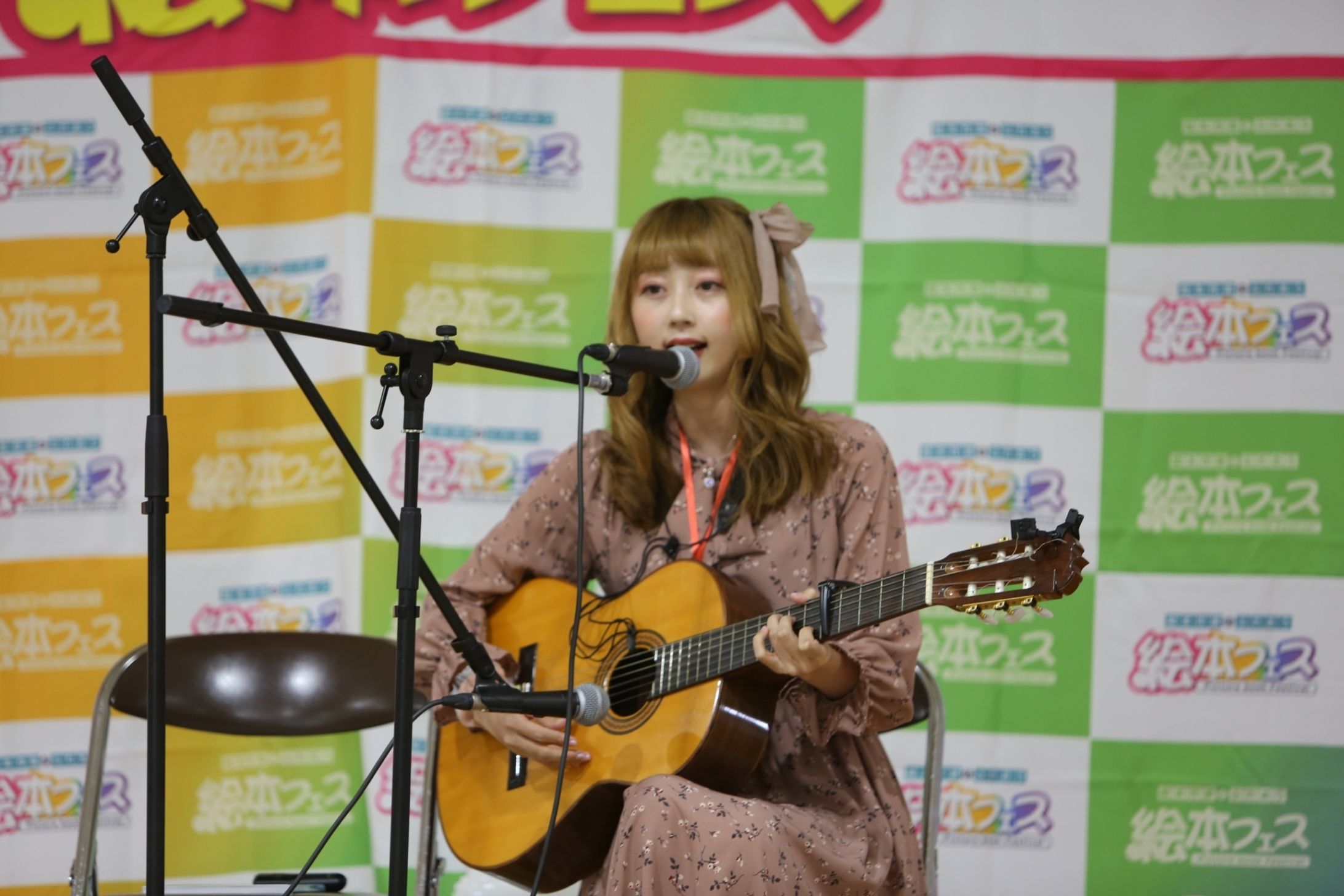 絵本フェスでの弾き語り🎸🎤  絵本『あなたのいろって』のテーマ曲『おはなのランプ』を歌いました🌼歌う絵本作家ぽよみ-1