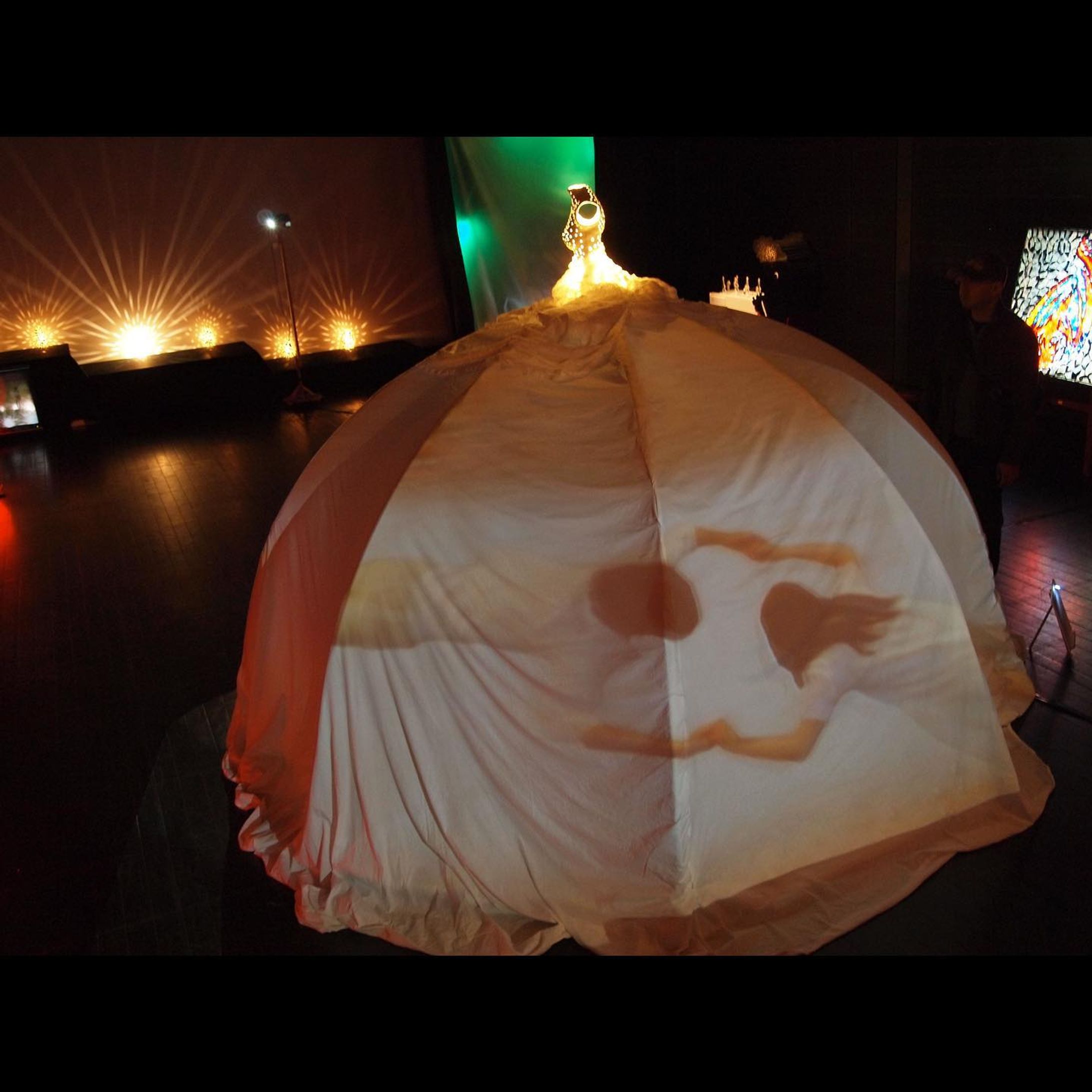 アート　映像インスタレーション「dress of uterus」横浜赤レンガ倉庫 / 2011卒業制作展で出したインスタレーション。映像はこま撮りアニメーションの合成でドームにだけ投影されるように、映像を黒で切り抜いてます。２つのプロジェクターを双方向から投影してドームに満遍なく映るようにしてました。（配線などはすっかり忘れました…）ドームの骨の制作は他学科の木工の先生に協力していただきました。大きな布を買ってひたすらミシンかけして、スクリーンを作ったり、映像以外の作業が大変だった…中も大きなじゅうたんになっていて、制作中、友達が昼寝しに来たり、お茶会したりもして、作る過程での脱線も楽しかった。・Installation "dress of uterus”Yokohama Red Brick Warehouse / 2011An installation for my graduation exhibition.The video is a composite of stop motion animation.The images are cut out in black so that they are projected only on the dome.It is projected evenly on the dome because two projectors are used to project the image from 2 opposite sides.(I forgot all about the wiring...)I had a woodworking teacher from another department help me with the bones of the dome.I bought a big piece of cloth and sewed it on and made a screen...It was a lot of hard work besides the images...The inside of the room filled with a big carpet.While we were working on the project, my friends came to take a nap, or we had a tea party.It was fun to go off on a tangent in the process of making the film.Translated with www.DeepL.com/Translator (free version)#artanimation #animation  #videoart #art #installation #mediaart-1