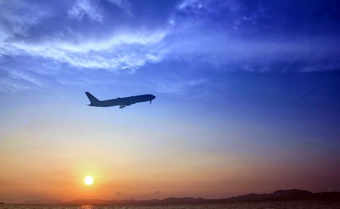 飛行機のCAの腕時計に、絶対に必要なアレ…それは何、その理由は？　命を守るため“プロフェッショナル”な理由があった
