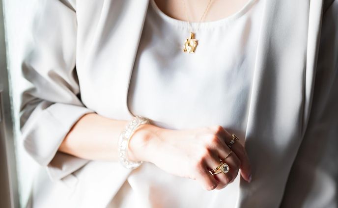 【おうちで洗えるらくちんジャケット】
リモートワーカーですが、アポが入っている時ジャケットを着ることも。

これね、すごいおすすめ！
お家で洗えるし、ストレッチが効いててめっちゃ楽！
お迎えのチャリとか余裕だと思います。

ややとろみがある生地なのが大人女子に嬉しい。

しかもUVカット！

あと何より、私ちびなのに胸だけLサイズの非常にアンバランス体験なんですが

そうするとね、ジャケットがすごいむずかしい。
胸で選ぶと腕とか丈が長くてバランスが悪いし、体のサイズで選ぶと胸がきつくて下品に見える。

これはノーカラーなので胸が悪目立ちせず、ご覧の通りすっきりします！

で、ややショートめでさらに七分袖で袖を折り返しても折り返さなくても着れるのでバランスがとりやすい。
(最後の画像に袖折ってないのつけてます)

他のカラーも欲しくなる使いやすさ。

☑︎ ニッセン　タテヨコストレッチUVカット7分袖ノーカラージャケット【洗えるダブルクロス】

私は154センチ、Mサイズ着用◎

私の場合普段の洋服はSサイズですが、バストサイズだけで選ぶと例えばUNIQLOのブラトップはXL以上になります。

ジャケットだとバストサイズも考慮しないといけないのでMにしますが、そうするとアンバランスになるものが多い。新社会人みたいになっちゃう🫠
これ、バランスよくみえてほんとよかった！

内側にホックがついてるので前を止めることもできますよ👏

何よりすごい楽です。
おすすめ！！

#ニッセン #nissen #エヌジョ #ジャケット #monipla #nissen_fan #オフィスコーデ #オフィスカジュアル #ワーママコーデ #シンプルコーデ #ベージュコーデ