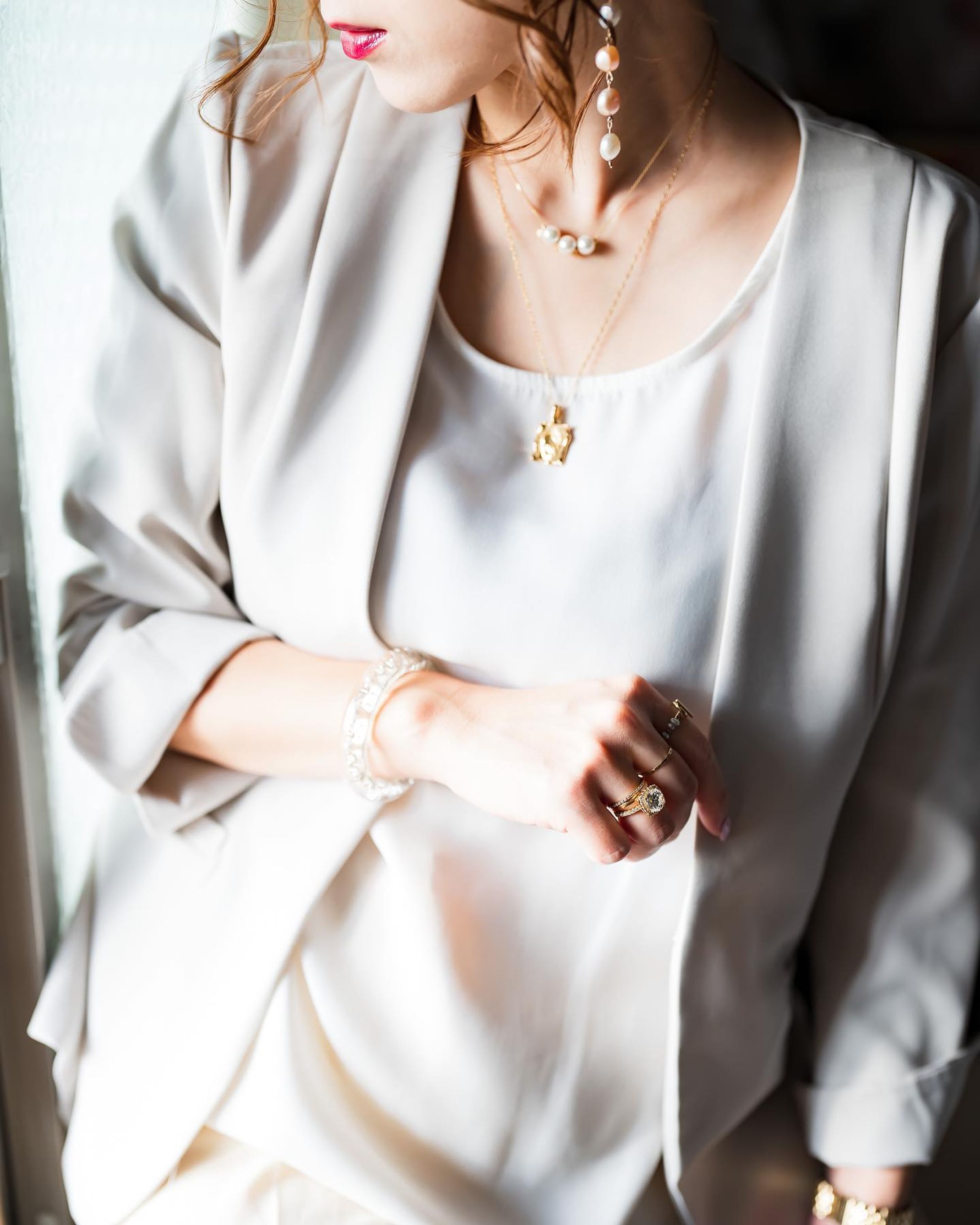 【おうちで洗えるらくちんジャケット】
リモートワーカーですが、アポが入っている時ジャケットを着ることも。

これね、すごいおすすめ！
お家で洗えるし、ストレッチが効いててめっちゃ楽！
お迎えのチャリとか余裕だと思います。

ややとろみがある生地なのが大人女子に嬉しい。

しかもUVカット！

あと何より、私ちびなのに胸だけLサイズの非常にアンバランス体験なんですが

そうするとね、ジャケットがすごいむずかしい。
胸で選ぶと腕とか丈が長くてバランスが悪いし、体のサイズで選ぶと胸がきつくて下品に見える。

これはノーカラーなので胸が悪目立ちせず、ご覧の通りすっきりします！

で、ややショートめでさらに七分袖で袖を折り返しても折り返さなくても着れるのでバランスがとりやすい。
(最後の画像に袖折ってないのつけてます)

他のカラーも欲しくなる使いやすさ。

☑︎ ニッセン　タテヨコストレッチUVカット7分袖ノーカラージャケット【洗えるダブルクロス】

私は154センチ、Mサイズ着用◎

私の場合普段の洋服はSサイズですが、バストサイズだけで選ぶと例えばUNIQLOのブラトップはXL以上になります。

ジャケットだとバストサイズも考慮しないといけないのでMにしますが、そうするとアンバランスになるものが多い。新社会人みたいになっちゃう🫠
これ、バランスよくみえてほんとよかった！

内側にホックがついてるので前を止めることもできますよ👏

何よりすごい楽です。
おすすめ！！

#ニッセン #nissen #エヌジョ #ジャケット #monipla #nissen_fan #オフィスコーデ #オフィスカジュアル #ワーママコーデ #シンプルコーデ #ベージュコーデ-1