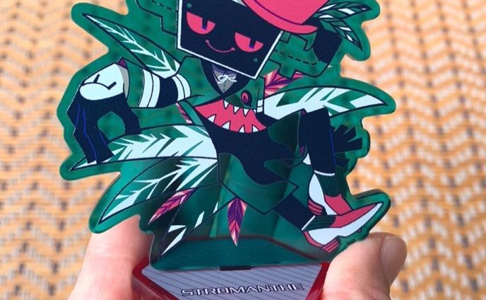 #人外 
#オリジナルキャラクター #monster #originalcharacter #characterdesign #touseioc #異形頭 #objecthead #アクリルスタンドフィギュア #acrylic #ストロマンテ #stromanthe 

New goods following Pins have arrived!✨

It is an acrylic stand figure of a character who personified(gijinka) Stromanthe.

The green part uses the acrylic color as it is.
The pedestal is red with the back leaf in mind.

5月のDF新グッズ、
ストロマンテ擬人化くんちゃんの、アクリルスタンドフィギュアです。
緑はアクリルカラーで再現し、
台座は裏葉の赤をイメージしています。
ウラベニショウの和名もありますので。
サイズは約7センチです。
販売価格は高めですが、デザインとカラーこだわったので、
是非手に取って欲しいです🤓
現物と一緒に撮影したり。