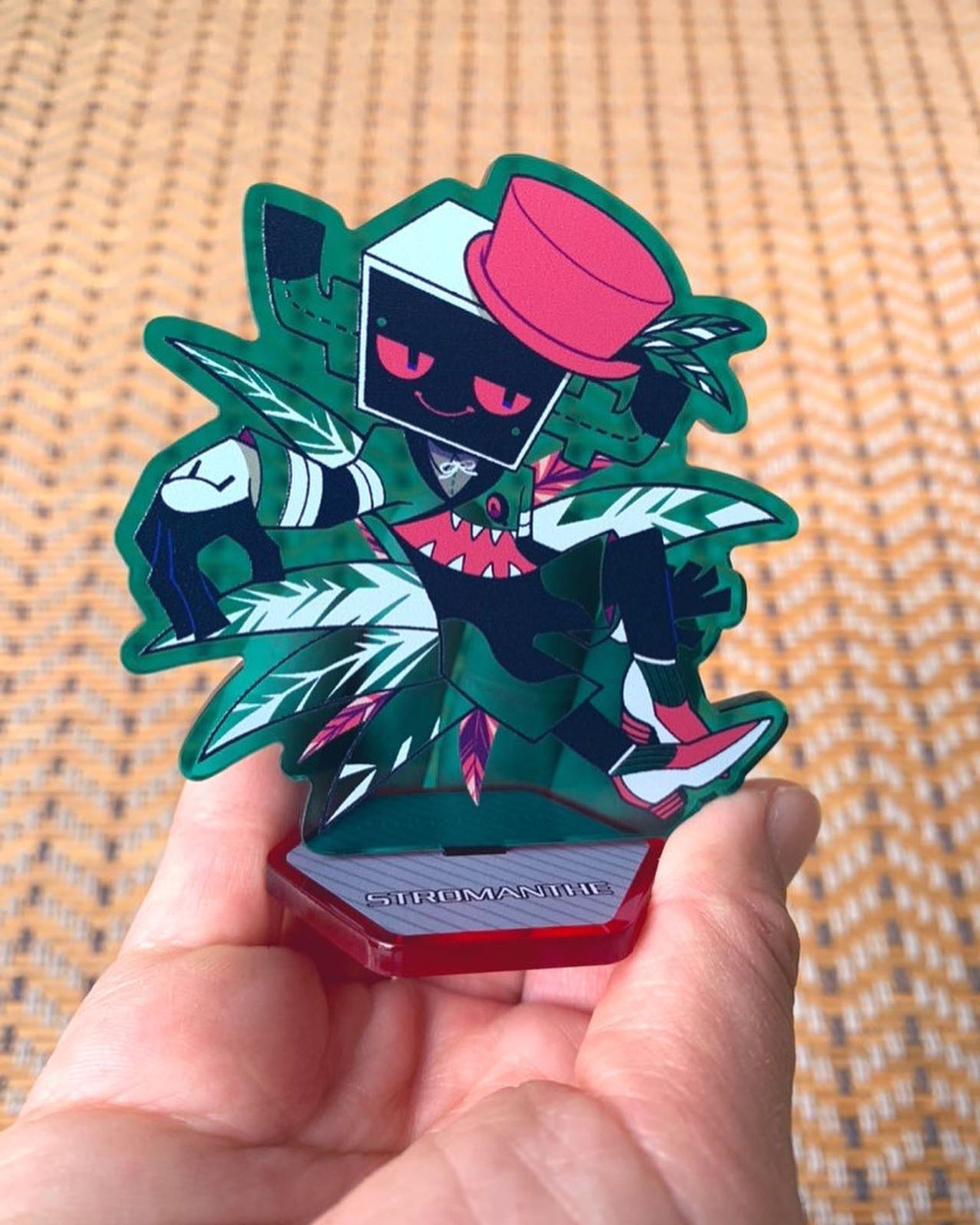 #人外 
#オリジナルキャラクター #monster #originalcharacter #characterdesign #touseioc #異形頭 #objecthead #アクリルスタンドフィギュア #acrylic #ストロマンテ #stromanthe 

New goods following Pins have arrived!✨

It is an acrylic stand figure of a character who personified(gijinka) Stromanthe.

The green part uses the acrylic color as it is.
The pedestal is red with the back leaf in mind.

5月のDF新グッズ、
ストロマンテ擬人化くんちゃんの、アクリルスタンドフィギュアです。
緑はアクリルカラーで再現し、
台座は裏葉の赤をイメージしています。
ウラベニショウの和名もありますので。
サイズは約7センチです。
販売価格は高めですが、デザインとカラーこだわったので、
是非手に取って欲しいです🤓
現物と一緒に撮影したり。-1