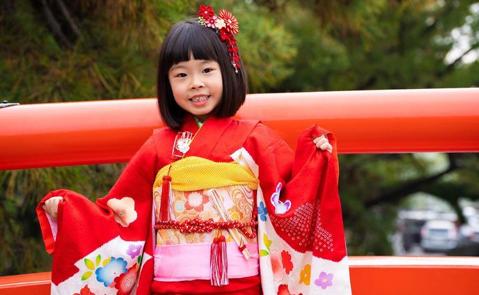 【七五三】その①
今回は七五三のお写真を撮らせて頂きました。
赤い着物がとても似合ってますね！

天気にも恵まれ、
良い写真が撮れて良かったです。

.
.
#α7ⅲ  #写真好きな人と繋がりたい
#写真撮ってる人と繋がりたい　#カメラ好きな人と繋がりたい
#ファインダー越しの私の世界　#キリトリセカイ
#ダレカニミセタイケシキ　#tokyocameraclub
#IGersJP #ig_japan #team_jp_ #Lovers_Nippon
#art_of_japan_ #bestjapanpics 
#ig_phos #love_bestjapan
#七五三 #七五三撮影 #七五三7歳 #着物 
#七五三フォト #七五三出張撮影 #七五三7歳女の子 
#七五三後撮り