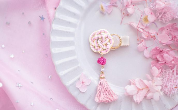 𖧷
𖧷𖧷𖧷
きゅーーーーーーん❤︎
可愛すぎる水引ヘアクリップ❤︎
.
形2種類あって、どっちも最高に可愛いからぜひスワイプしてほしい😫💕
.
ひなまつりに、コロナでのびのびになってる娘の七五三に・・・❤︎
使い道はたくさんありそう😫💕
.
これね、
丸いとこ(語彙力)が
レジンでキラキラで(語彙力)
かわいいの❤︎
.
カラー展開めちゃくちゃ豊富、そしてプチプラだからチェックして欲しいー❤︎
.
@angeailes_17 で今日！
21時から！
販売会するんだって・・・！
わたしピンクピンク人がだけど、ブラウンベースのナチュラルカラーが好きな人向けカラー豊富だから
そちらのカラー展開は
@angeailes_17 でチェックできます🤤
.
ピンク好きだなーー。
ハナさんもピンクが好きだから持ち物がピンクに偏りがちだけど、
いいの。
ピンクかわいいから。
.
ピンクのきもの？袴？欲しくなってきちゃったなー☺️💕
.
#ハンドメイド #ハンドメイドアクセサリー #七五三 #七五三ヘア