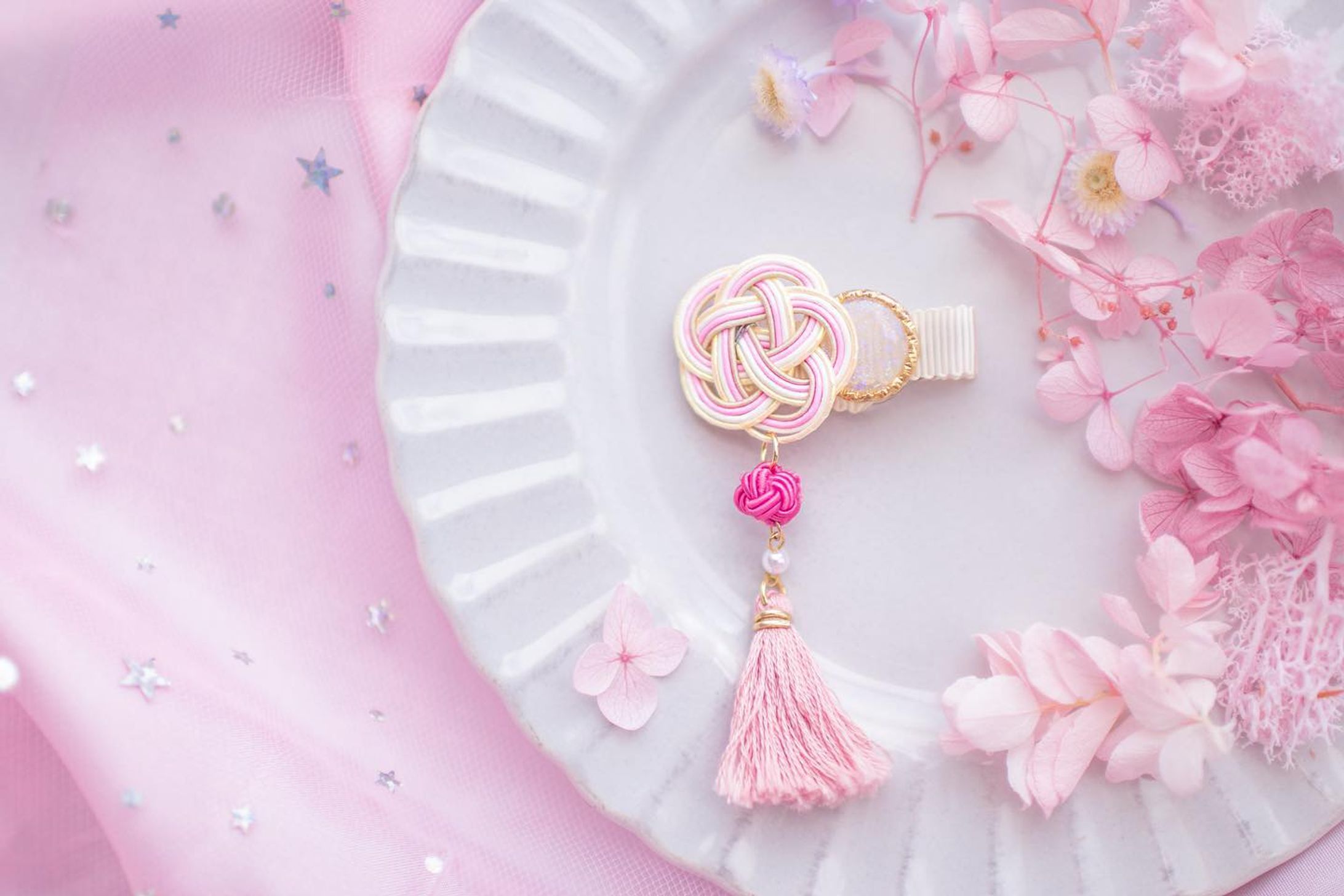 𖧷
𖧷𖧷𖧷
きゅーーーーーーん❤︎
可愛すぎる水引ヘアクリップ❤︎
.
形2種類あって、どっちも最高に可愛いからぜひスワイプしてほしい😫💕
.
ひなまつりに、コロナでのびのびになってる娘の七五三に・・・❤︎
使い道はたくさんありそう😫💕
.
これね、
丸いとこ(語彙力)が
レジンでキラキラで(語彙力)
かわいいの❤︎
.
カラー展開めちゃくちゃ豊富、そしてプチプラだからチェックして欲しいー❤︎
.
@angeailes_17 で今日！
21時から！
販売会するんだって・・・！
わたしピンクピンク人がだけど、ブラウンベースのナチュラルカラーが好きな人向けカラー豊富だから
そちらのカラー展開は
@angeailes_17 でチェックできます🤤
.
ピンク好きだなーー。
ハナさんもピンクが好きだから持ち物がピンクに偏りがちだけど、
いいの。
ピンクかわいいから。
.
ピンクのきもの？袴？欲しくなってきちゃったなー☺️💕
.
#ハンドメイド #ハンドメイドアクセサリー #七五三 #七五三ヘア-1