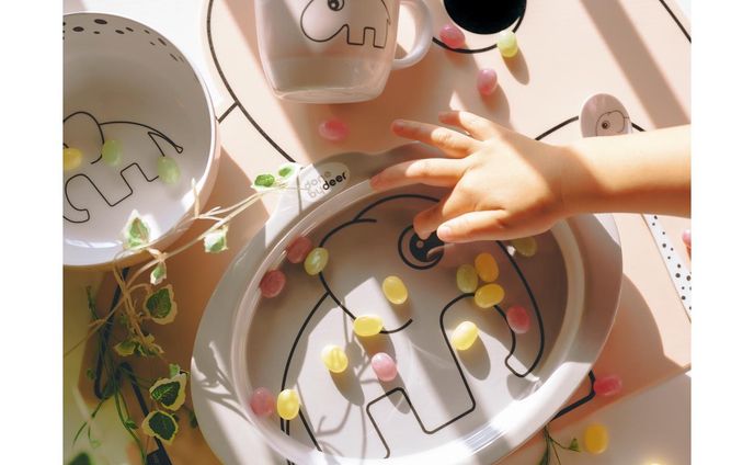 愛してやまない @donebydeer_japan ❤︎
.
まだハナちゃんがベビーの時からずーっと我が家で使っている、デンマークのベビー&キッズブランド　ダンバイディア。
.
どのアイテムもほんとーーーーに可愛くて可愛くて可愛すぎてツボ！！
.
テキスタイルなんかも全部可愛いんだよね・・・
好きすぎるよね・・・
北欧テイストが好きな人はみんな好きだと思う！

今回はアンチスリッププレートを新しくお迎えさせていただいたよ・・・！

これすごい。

アンスリップって名前の通り
底の滑り止めがめっちゃしっかりしてて全然滑らない。

赤ちゃんから安心して使える・・・！
しかも両サイドの縁幅をあえて広くとっていて、もう一方の手を添えやすくしてくれてることで正しい姿勢やマナーも身につけやすくしてくれるんだとか。

もちろん食洗機使えるよ・・・！

スモーキーなカラーがたまんないよね・・・

超オススメ・・・！！

見てこのポイフルばらまいただけで映えるお皿・・・

@nookswebshop で購入できちゃうよ𓂃❤︎
.
.
#donebydeer_japan #ダンバイディア #nookswebshop #donebydeer #monipla #nooks_fan #スパウトマグ #ストローマグ #プレートごはん #お食事エプロン #お食事プレート #離乳食 #幼児食 #シリコンマット #シリコンビブ #食べこぼし対策 #離乳食準備 #離乳食エプロン #離乳食初期