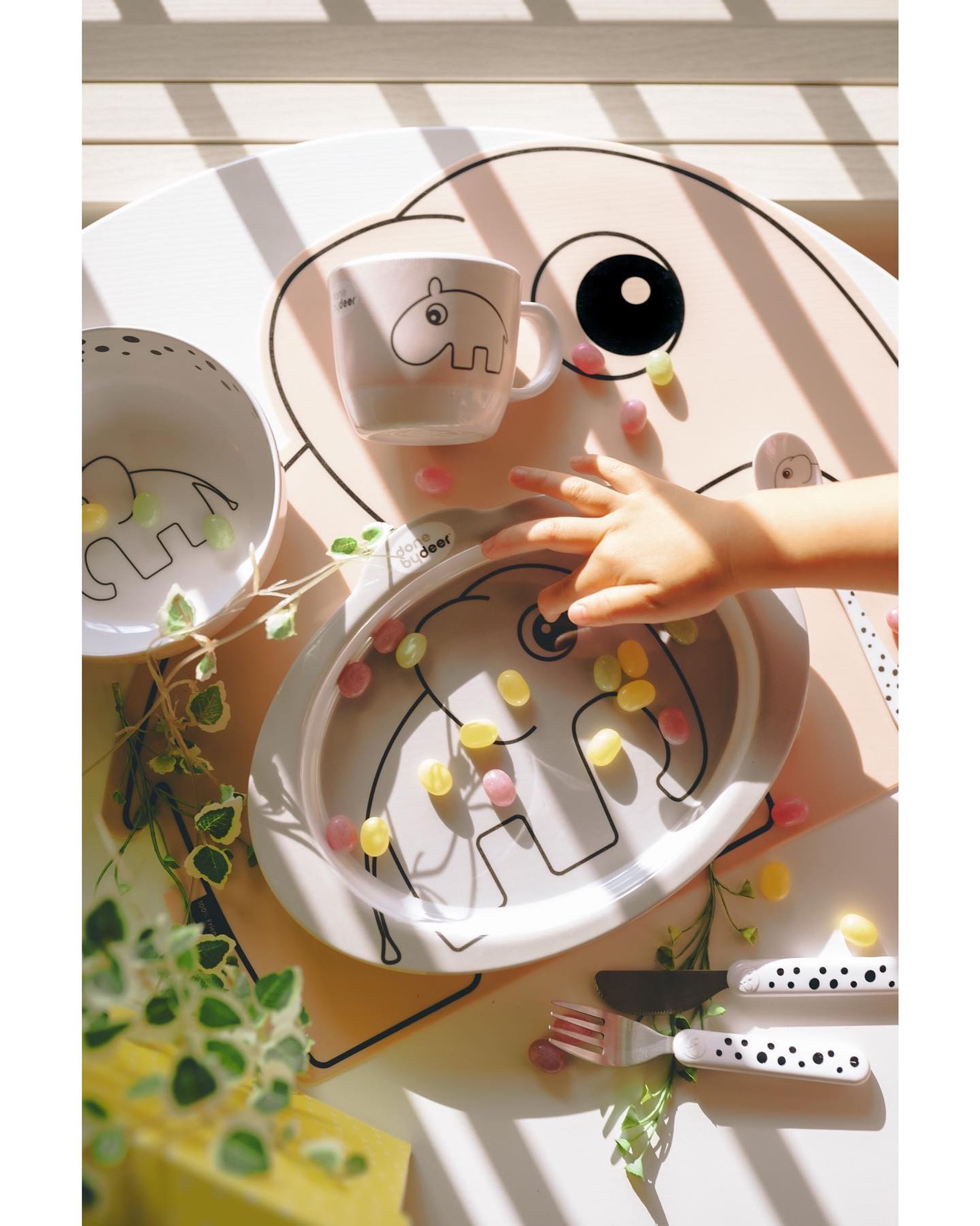 愛してやまない @donebydeer_japan ❤︎
.
まだハナちゃんがベビーの時からずーっと我が家で使っている、デンマークのベビー&キッズブランド　ダンバイディア。
.
どのアイテムもほんとーーーーに可愛くて可愛くて可愛すぎてツボ！！
.
テキスタイルなんかも全部可愛いんだよね・・・
好きすぎるよね・・・
北欧テイストが好きな人はみんな好きだと思う！

今回はアンチスリッププレートを新しくお迎えさせていただいたよ・・・！

これすごい。

アンスリップって名前の通り
底の滑り止めがめっちゃしっかりしてて全然滑らない。

赤ちゃんから安心して使える・・・！
しかも両サイドの縁幅をあえて広くとっていて、もう一方の手を添えやすくしてくれてることで正しい姿勢やマナーも身につけやすくしてくれるんだとか。

もちろん食洗機使えるよ・・・！

スモーキーなカラーがたまんないよね・・・

超オススメ・・・！！

見てこのポイフルばらまいただけで映えるお皿・・・

@nookswebshop で購入できちゃうよ𓂃❤︎
.
.
#donebydeer_japan #ダンバイディア #nookswebshop #donebydeer #monipla #nooks_fan #スパウトマグ #ストローマグ #プレートごはん #お食事エプロン #お食事プレート #離乳食 #幼児食 #シリコンマット #シリコンビブ #食べこぼし対策 #離乳食準備 #離乳食エプロン #離乳食初期-1